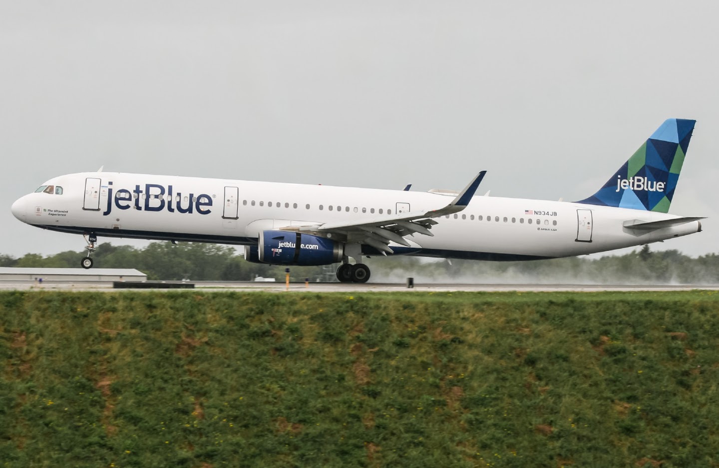 Full size: JetBlue Airways Airbus A321-200 N934JB at Buffalo Niagara International Airport