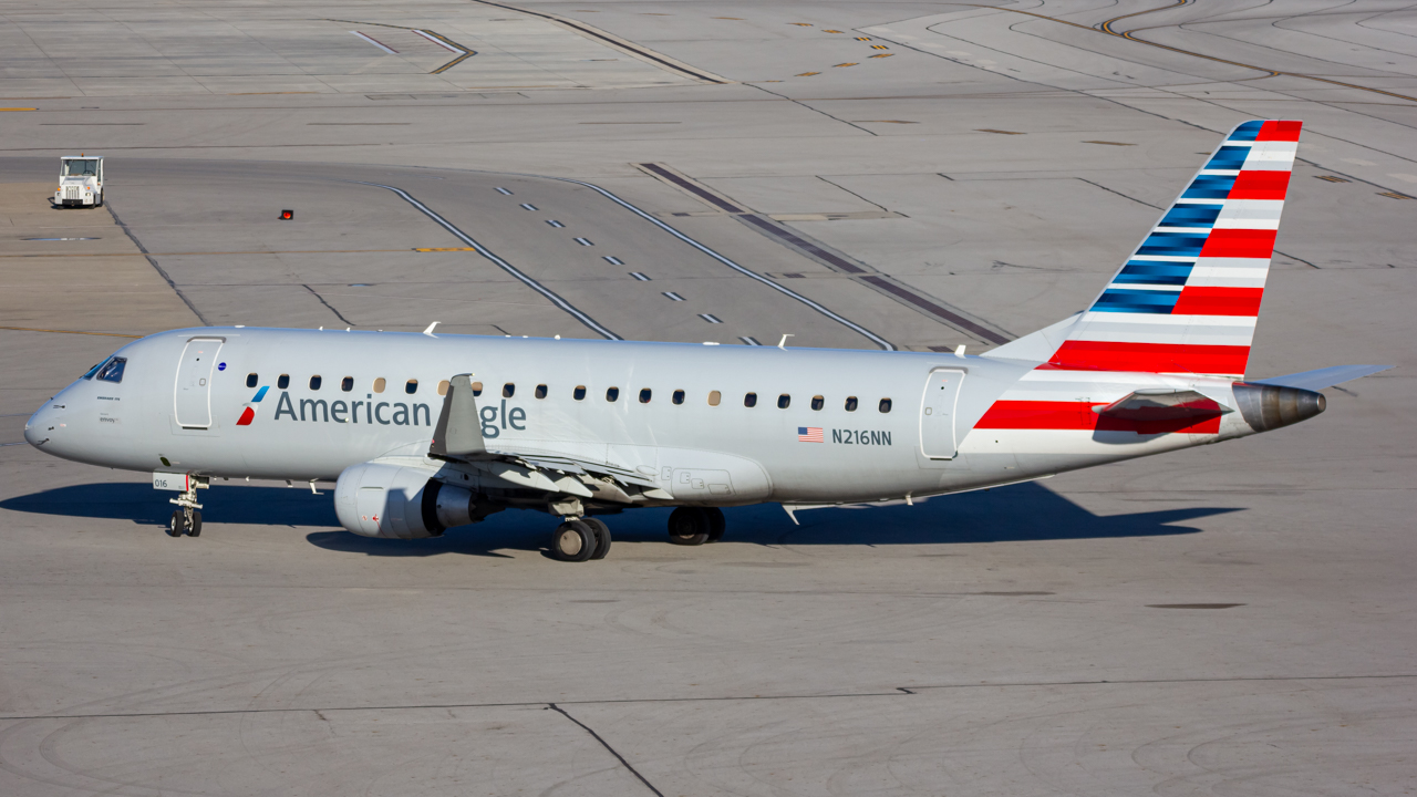Full size: American Eagle Embraer E175 N216NN at John Glenn Columbus International Airport