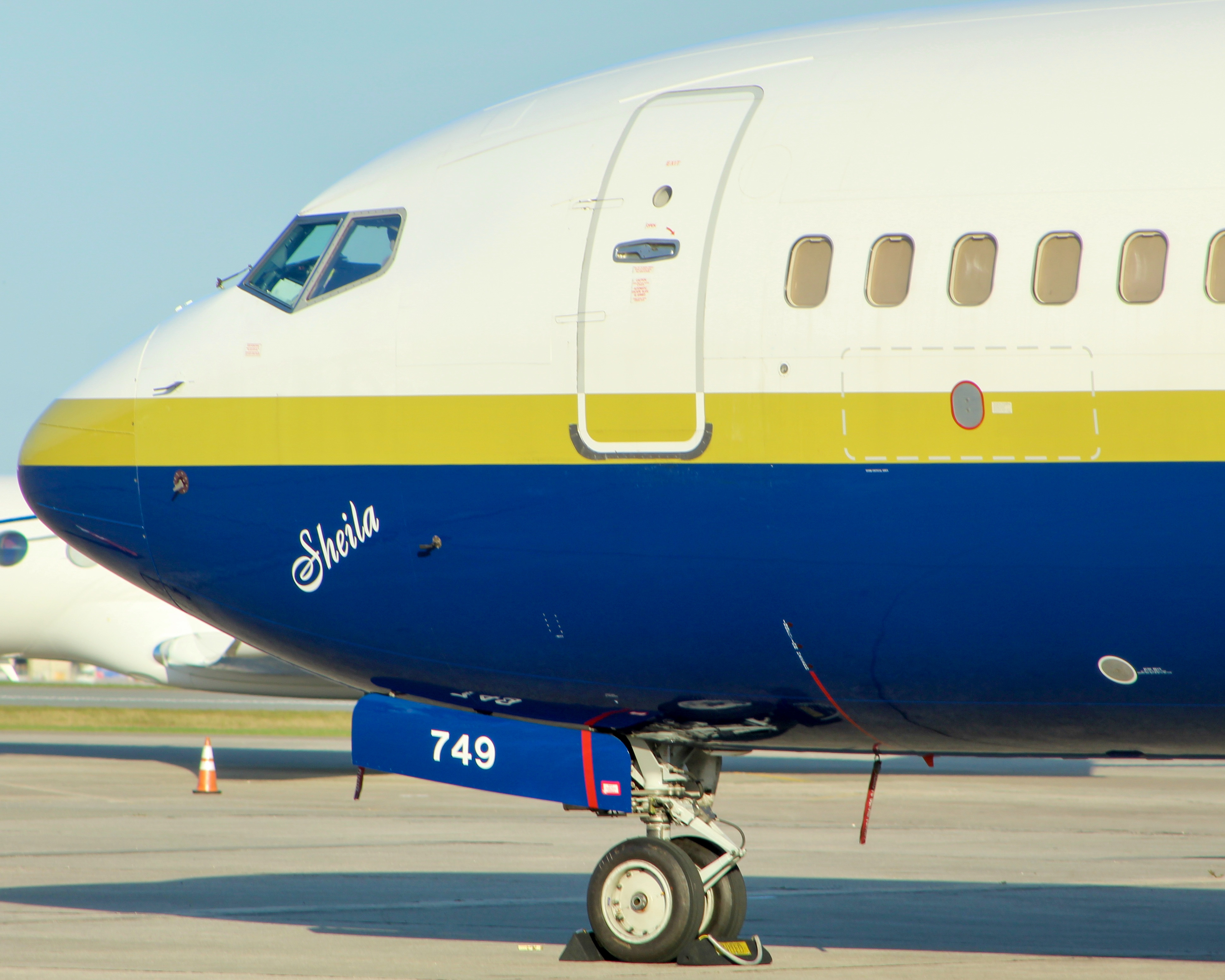 Full size: Miami Air International Boeing 737-800 N749MA at Orlando International Airport
