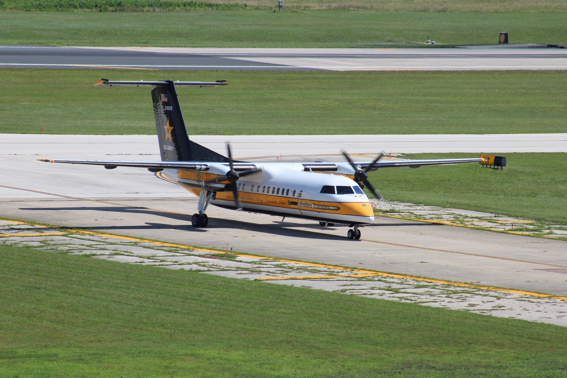 Full size: USA - United States Army DeHavilland Canada C-147A 17-01609 at Atlantic City International Airport