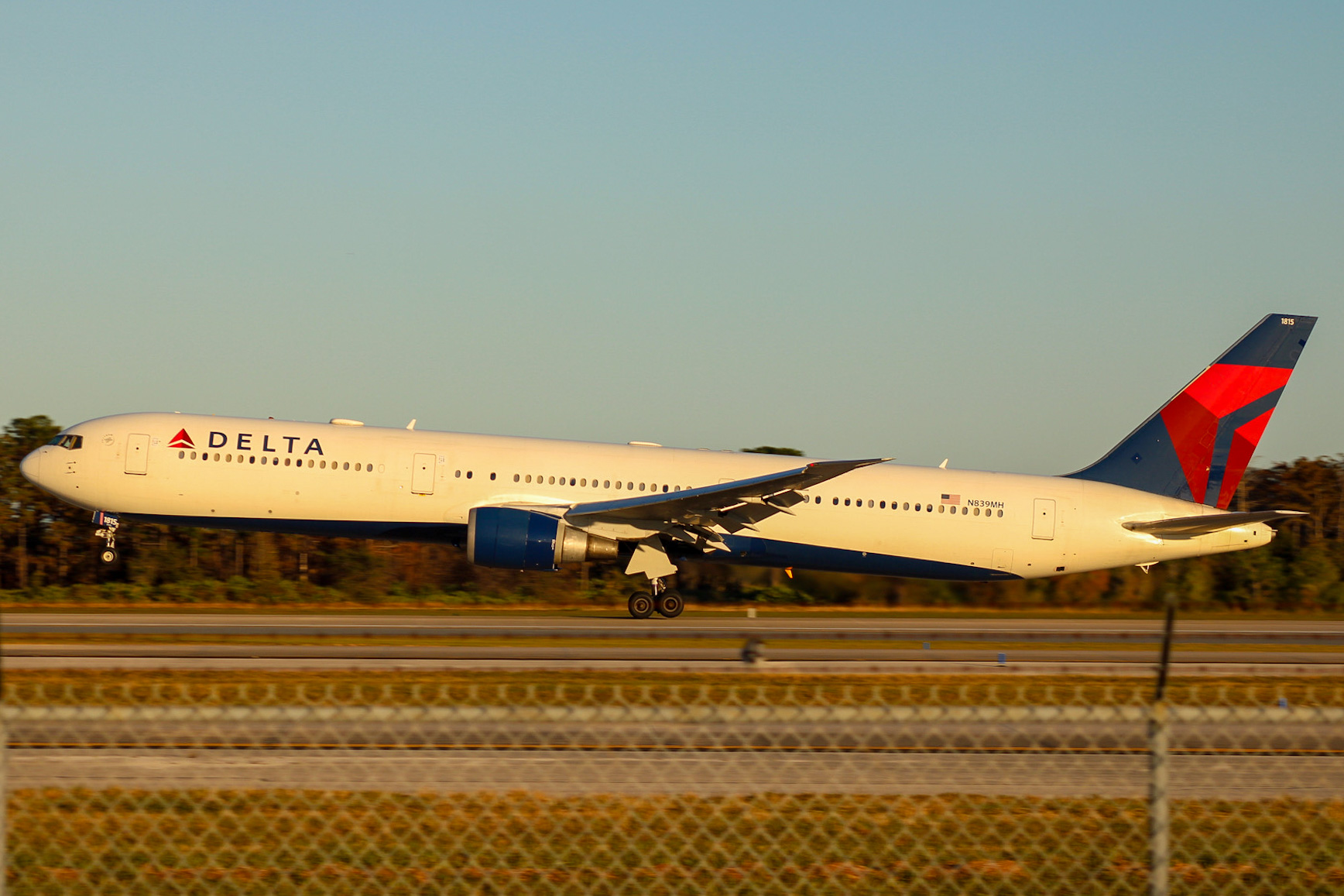 Full size: Delta Airlines Boeing 767-400 N839MH at Orlando International Airport