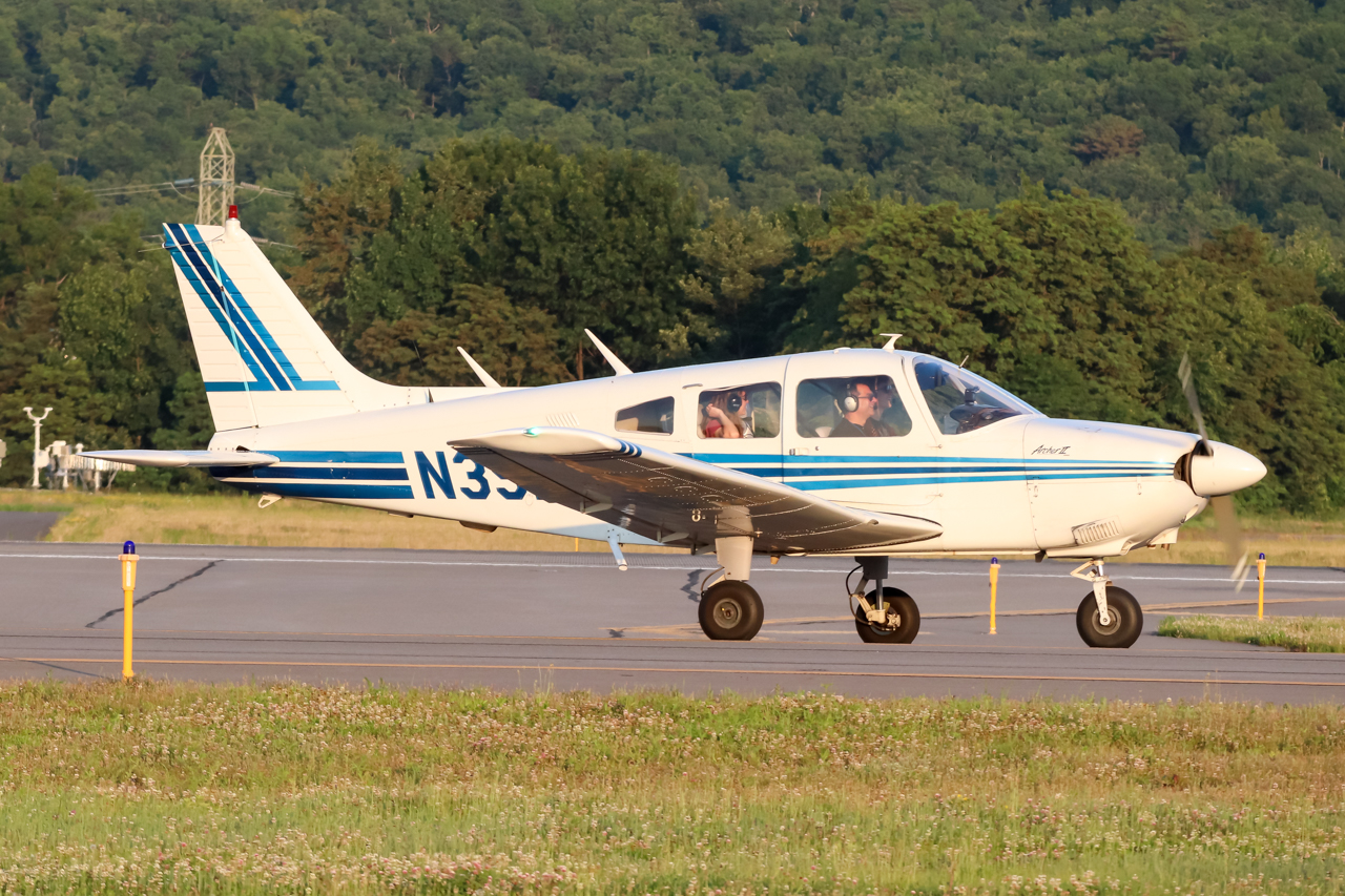 Full size: PRIVATE Piper 28 Archer N39DR at Avoca Wilkes-Barre/Scranton International Airport