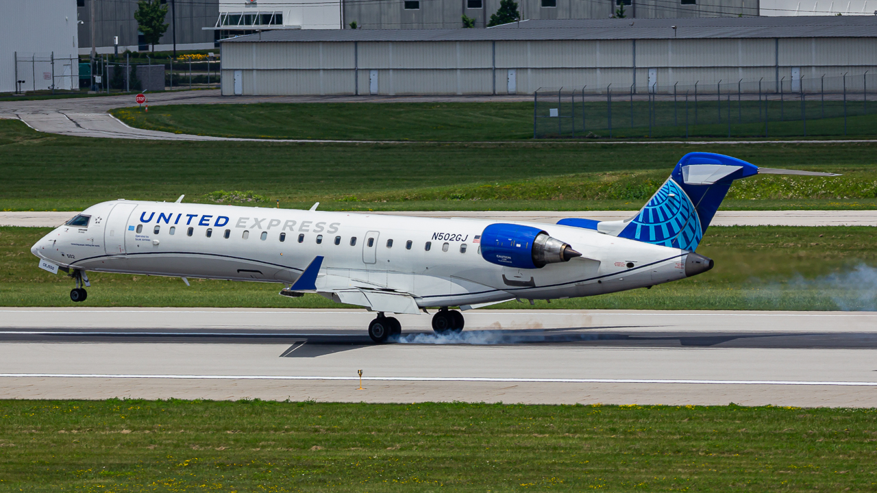 Full size: United Express Mitsubishi CRJ-550 N502GJ at John Glenn Columbus International Airport