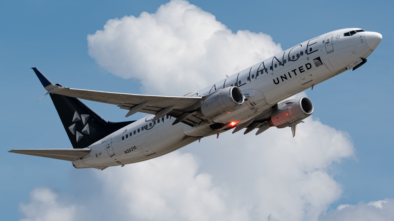 Full size: United Airlines Boeing 737-800 N26210 at Hartsfield-Jackson Atlanta International Airport