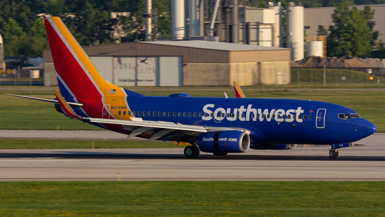 Full size: Southwest Airlines Boeing 737-700 N472WN at John Glenn Columbus International Airport