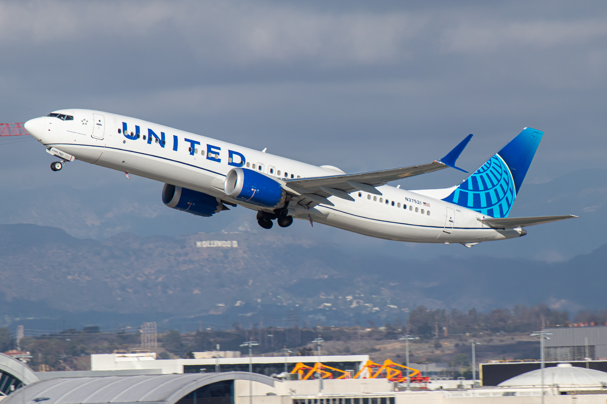 Full size: United Airlines Boeing 737 MAX 9 N37521 at Los Angeles International Airport