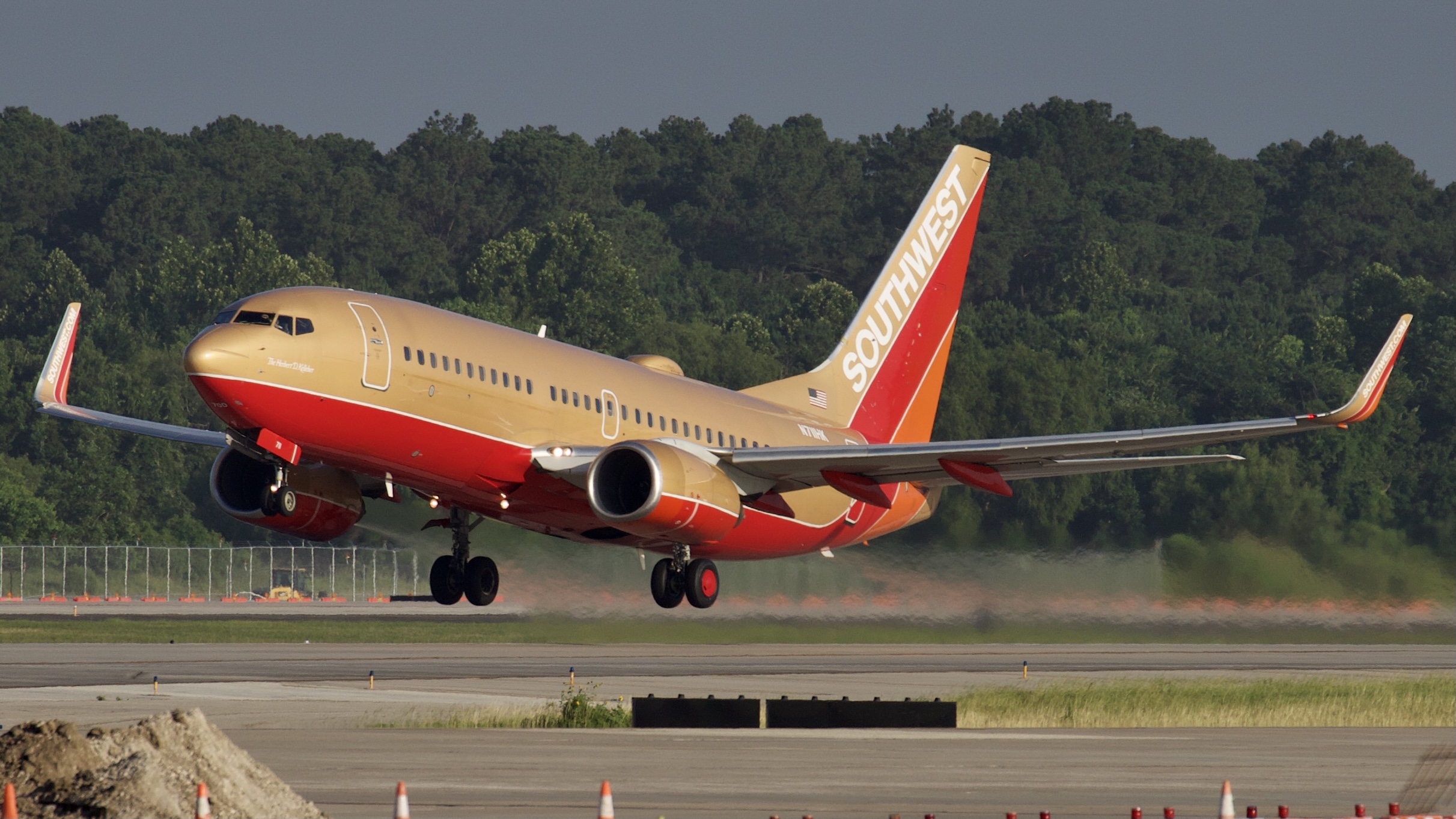 Full size: Southwest Airlines Boeing 737-700 N711HK at Houston-George Bush Intercontinental Airport