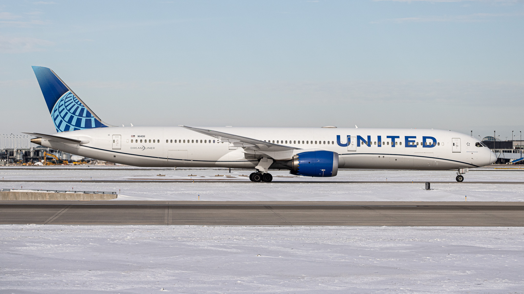 Full size: United Airlines Boeing 787-10 N14011 at Chicago O'Hare International Airport