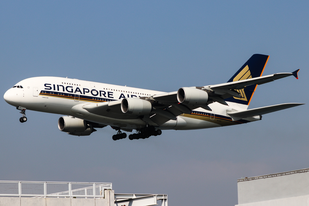 Full size: Singapore Airlines Airbus A380-800 9V-SKJ at Hong Kong International Airport