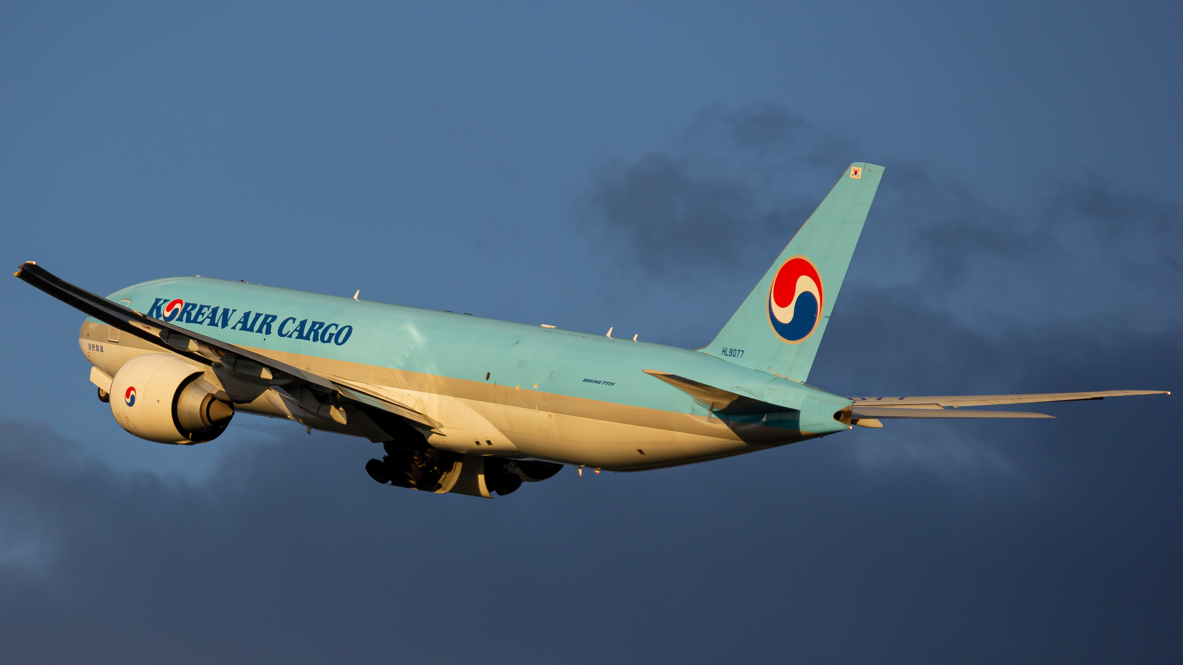 Full size: Korean Air Cargo Boeing 777-F HL8077 at Rickenbacker International Airport