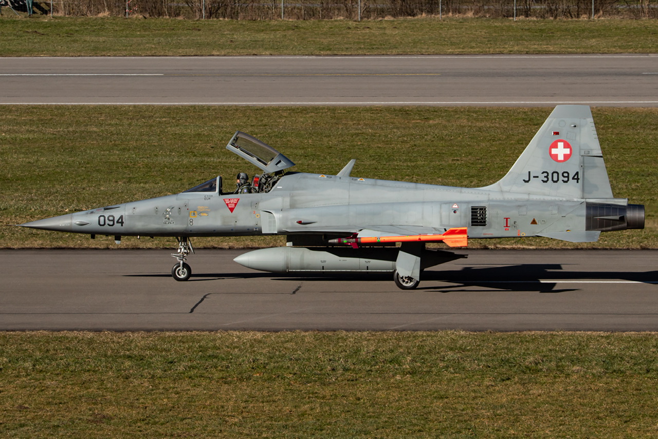 Full size: Swiss Air Force Northrop F-5E J-3094 at 