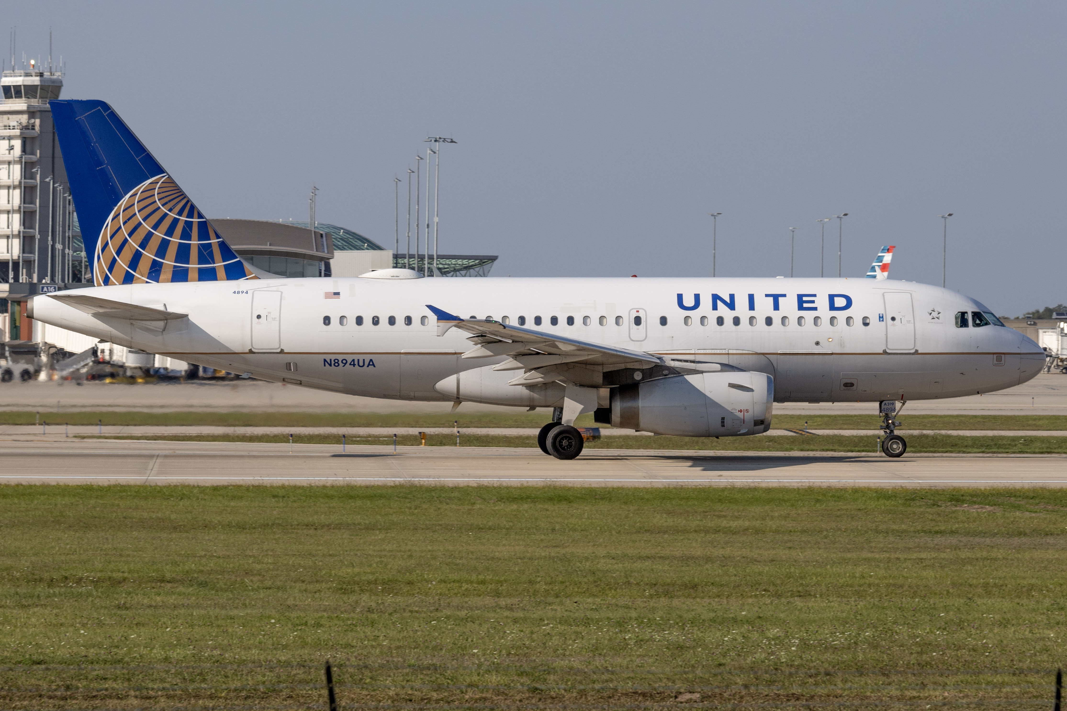 Full size: United Airlines Airbus A319 N894UA at Gerald R Ford International Airport