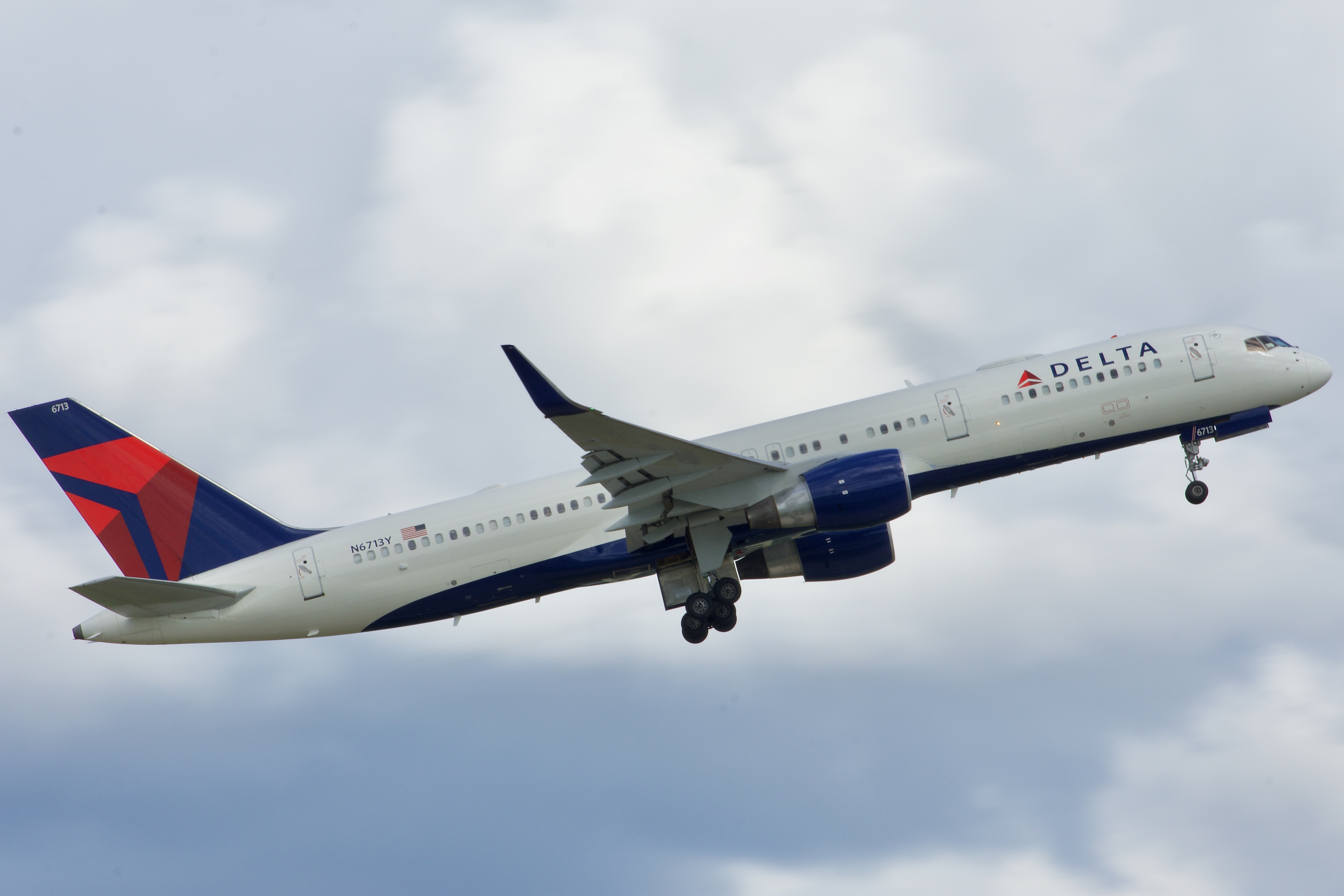 Full size: Delta Airlines Boeing 757-200 N6713Y at Orlando International Airport
