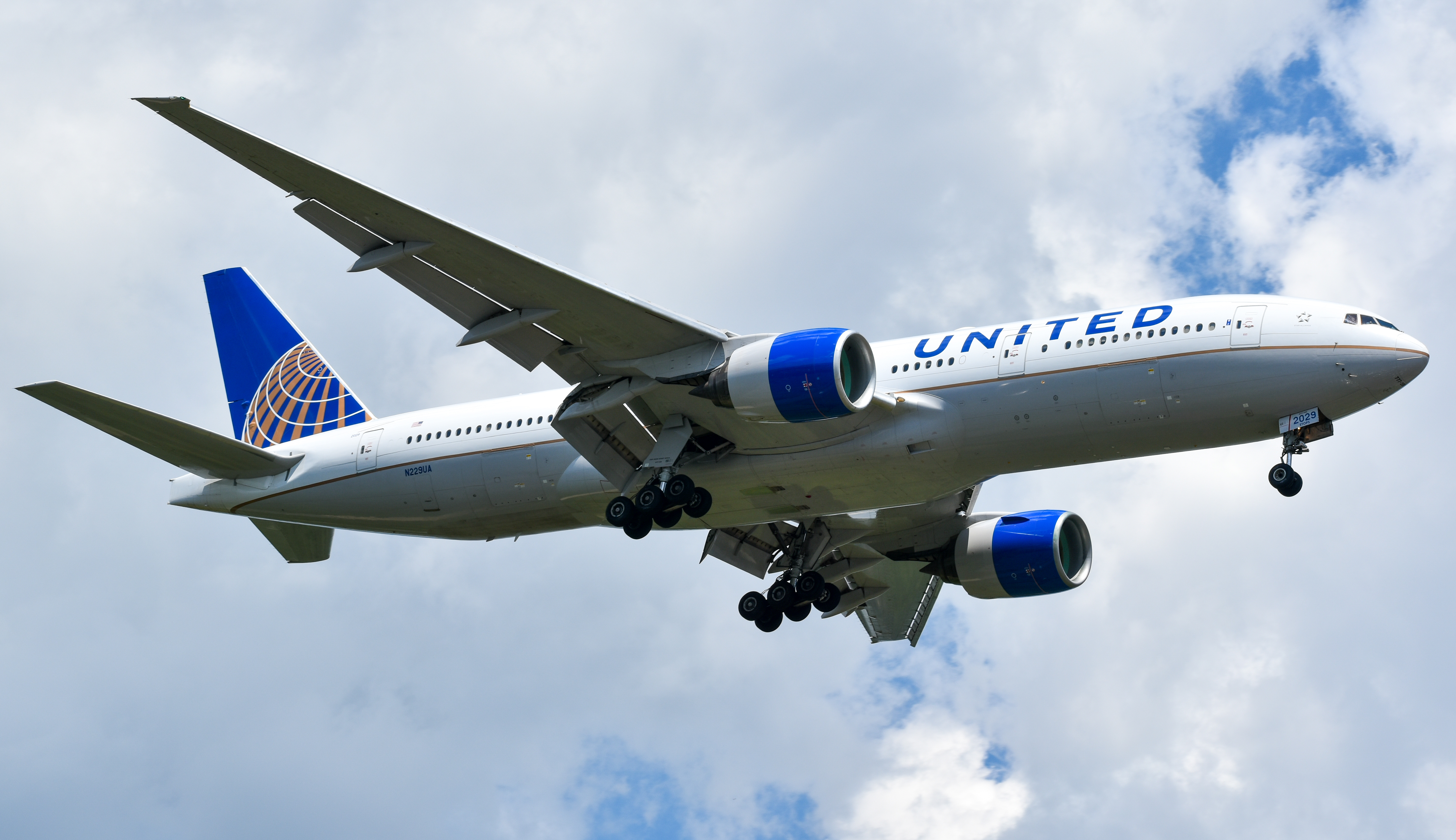 Full size: United Airlines Boeing 777-200 N229UA at Washington Dulles International Airport