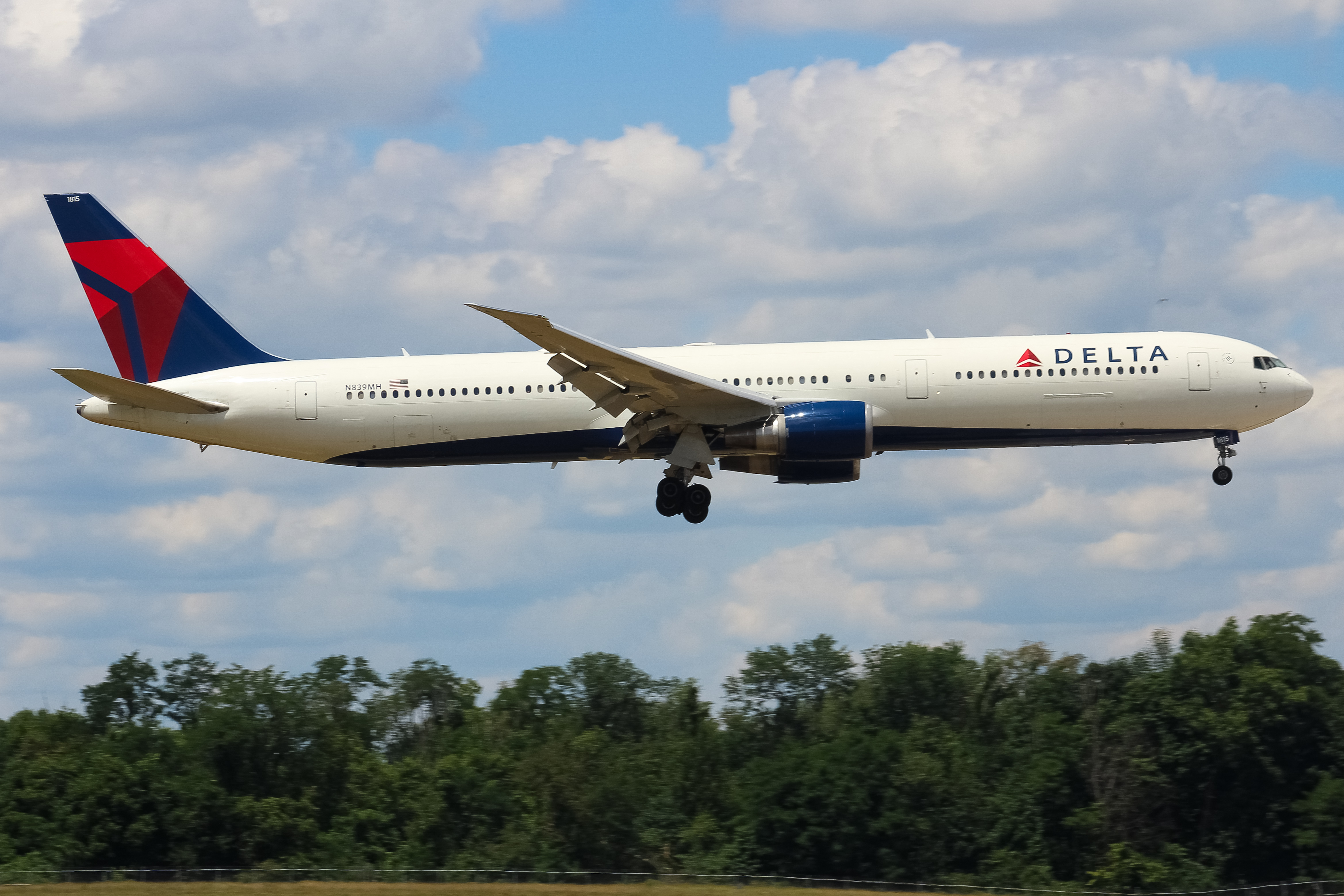 Full size: Delta Airlines Boeing 767-400 N839MH at Cincinnati/Northern Kentucky International Airport