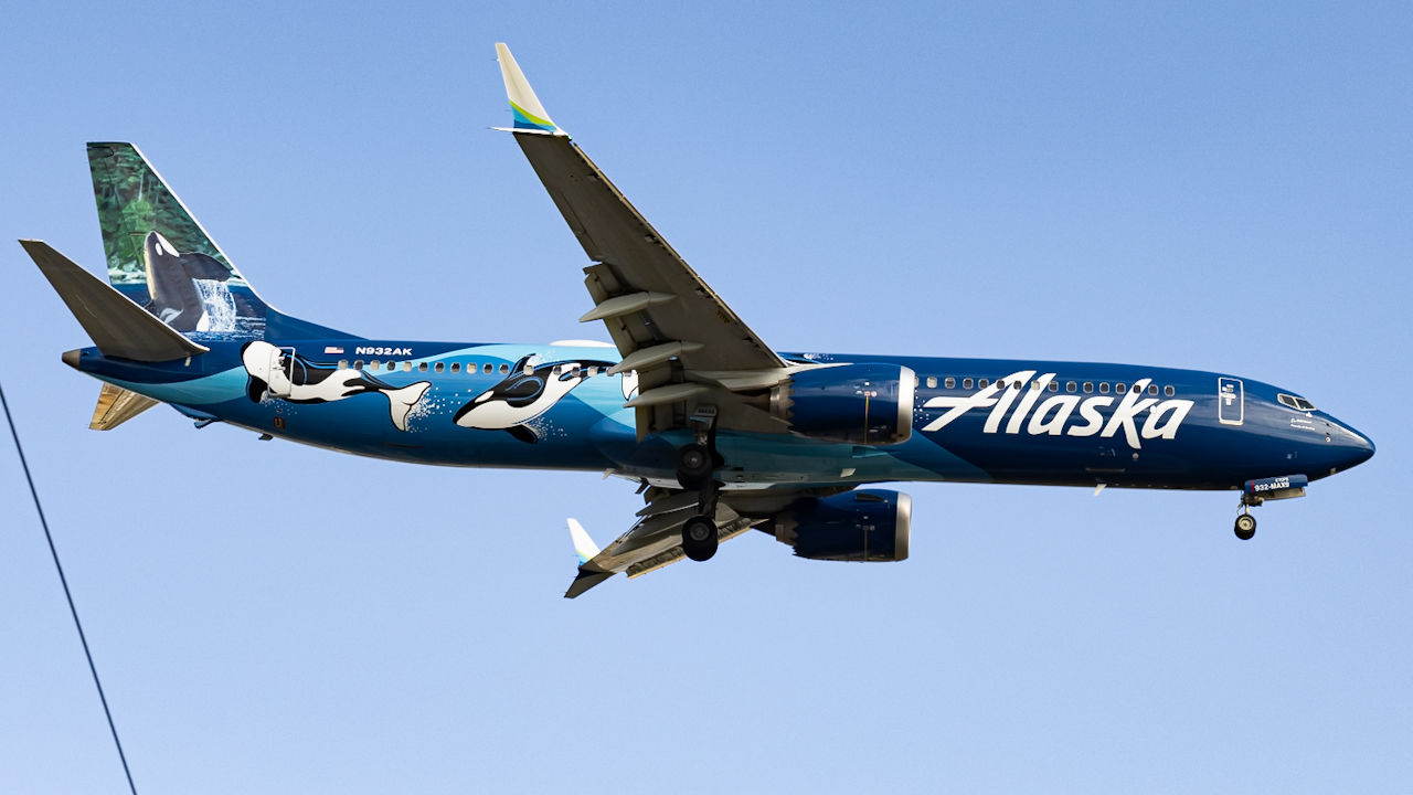 Full size: Alaska Airlines Boeing 737 MAX 9 N932AK at Tampa International Airport