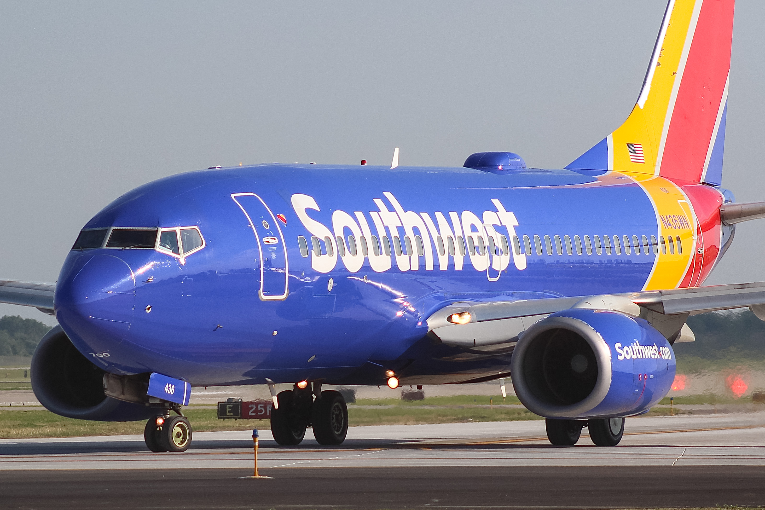 Full size: Southwest Airlines Boeing 737-700 N436WN at General Mitchell International Airport