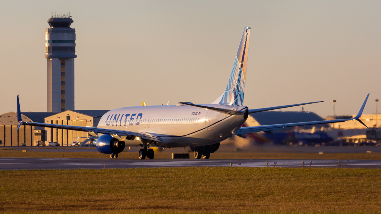 Full size: United Airlines Boeing 737-900 N73406 at John Glenn Columbus International Airport