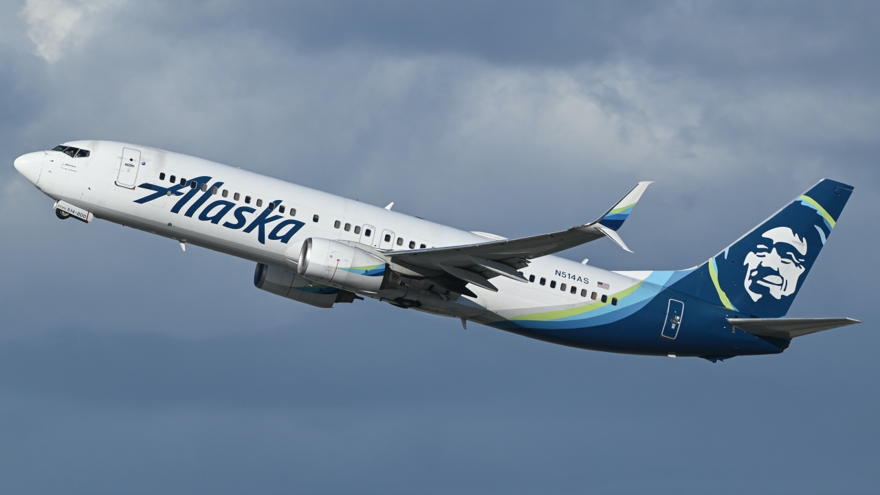 Full size: Alaska Airlines Boeing 737-900ER N514AS at Los Angeles International Airport