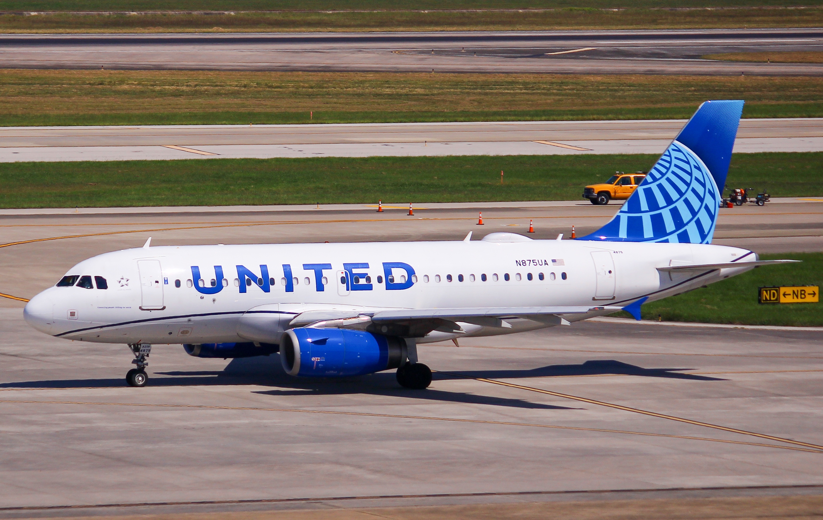 Full size: United Airlines Airbus A319 N875UA at Houston-George Bush Intercontinental Airport