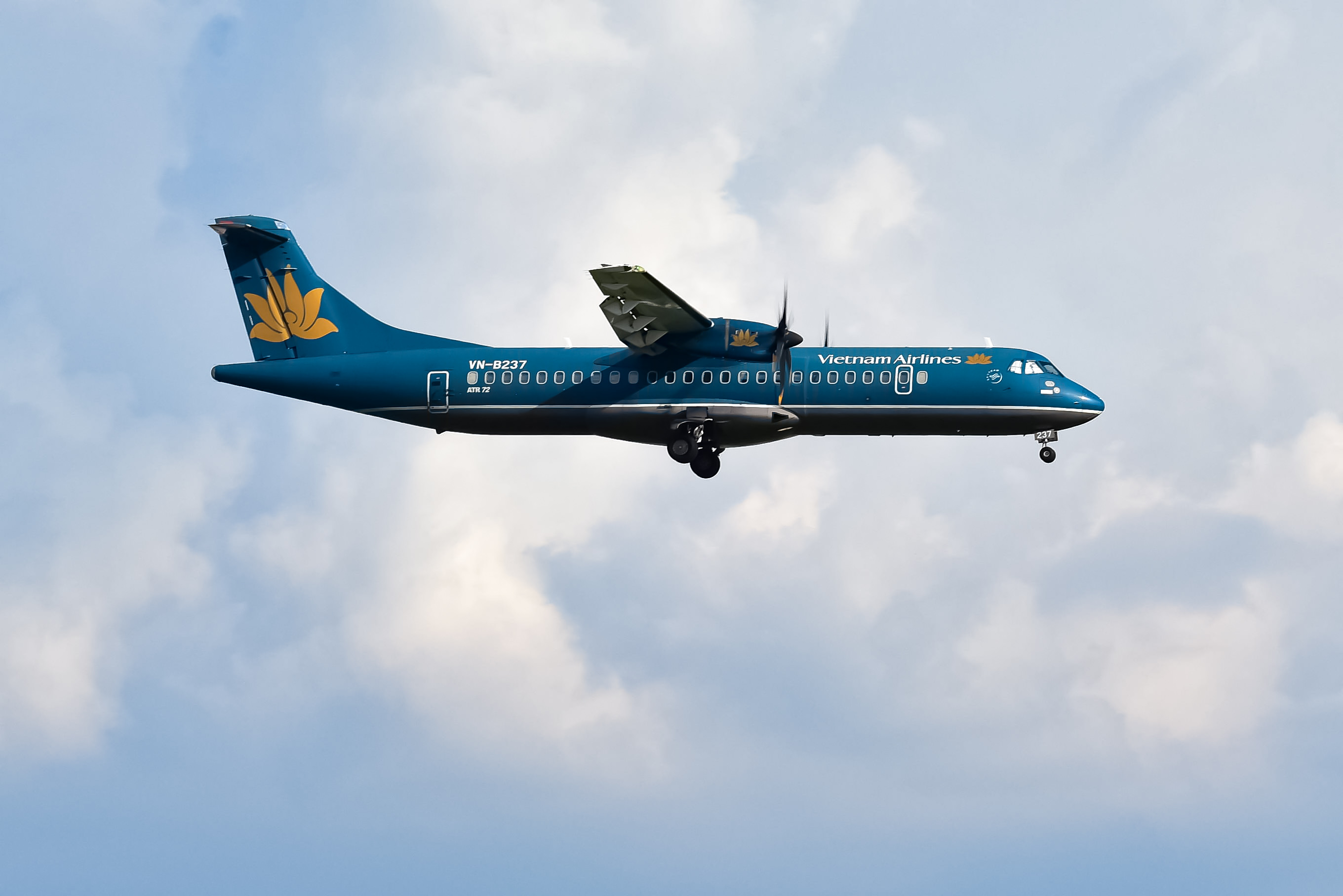 Full size: Vietnam Airlines ATR 72-500 VN-B237 at Tan Son Nhat International Airport