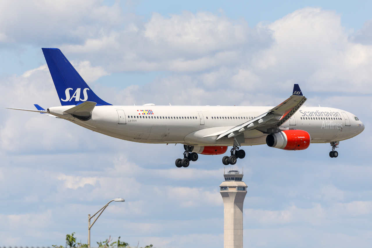 Full size: Scandinavian Airlines Airbus A330-300 LN-RKM at Newark Liberty International Airport