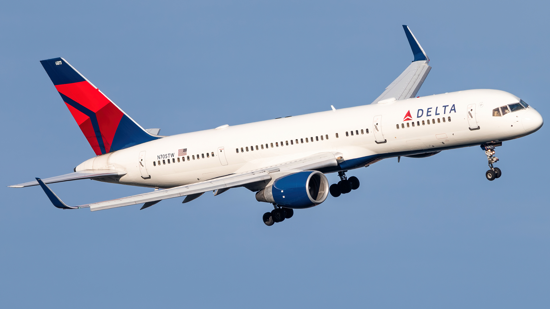 Full size: Delta Airlines Boeing 757-200 N705TW at Ronald Reagan National Airport