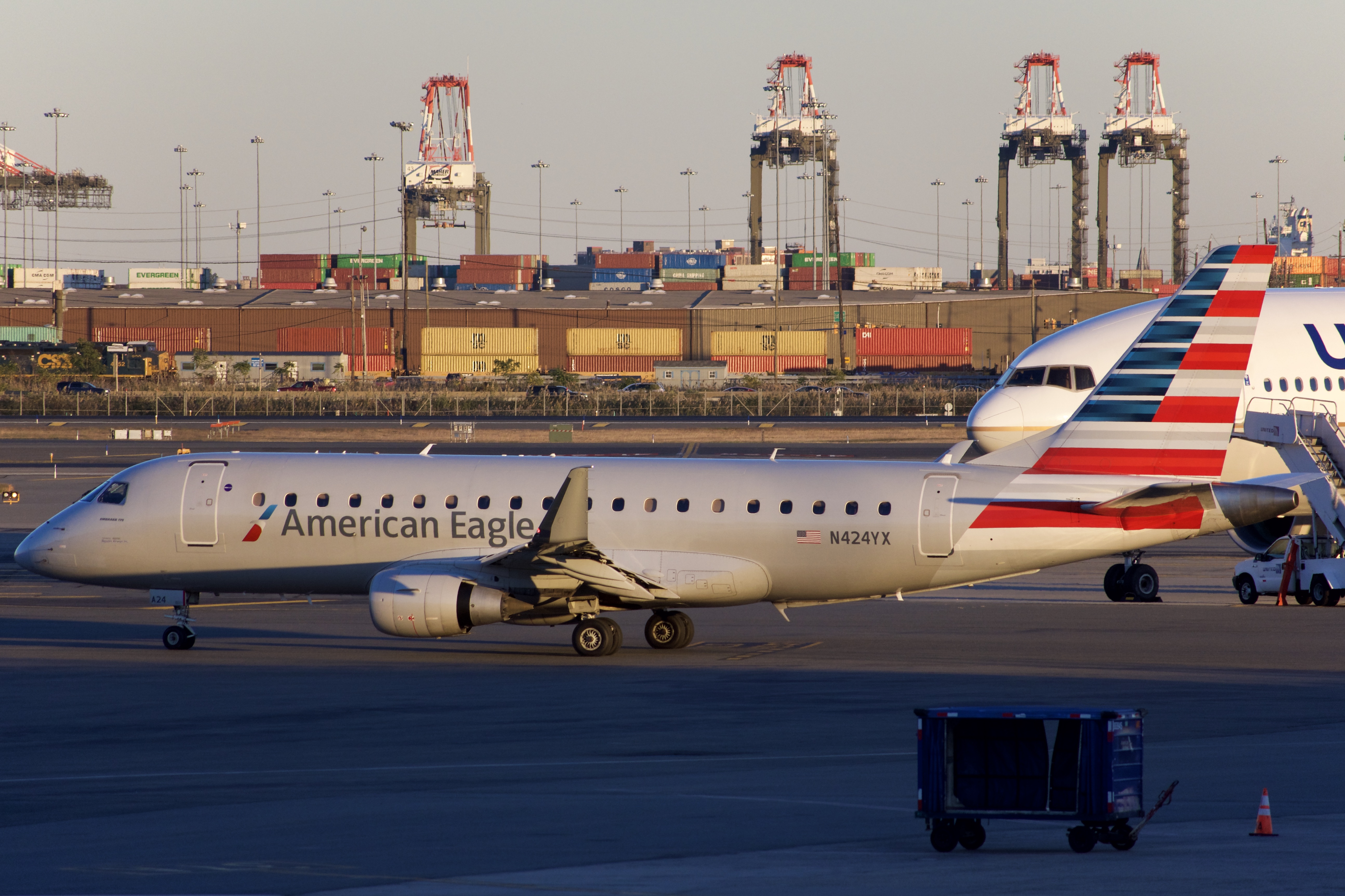 Full size: American Eagle Embraer E175 N424YX at Newark Liberty International Airport
