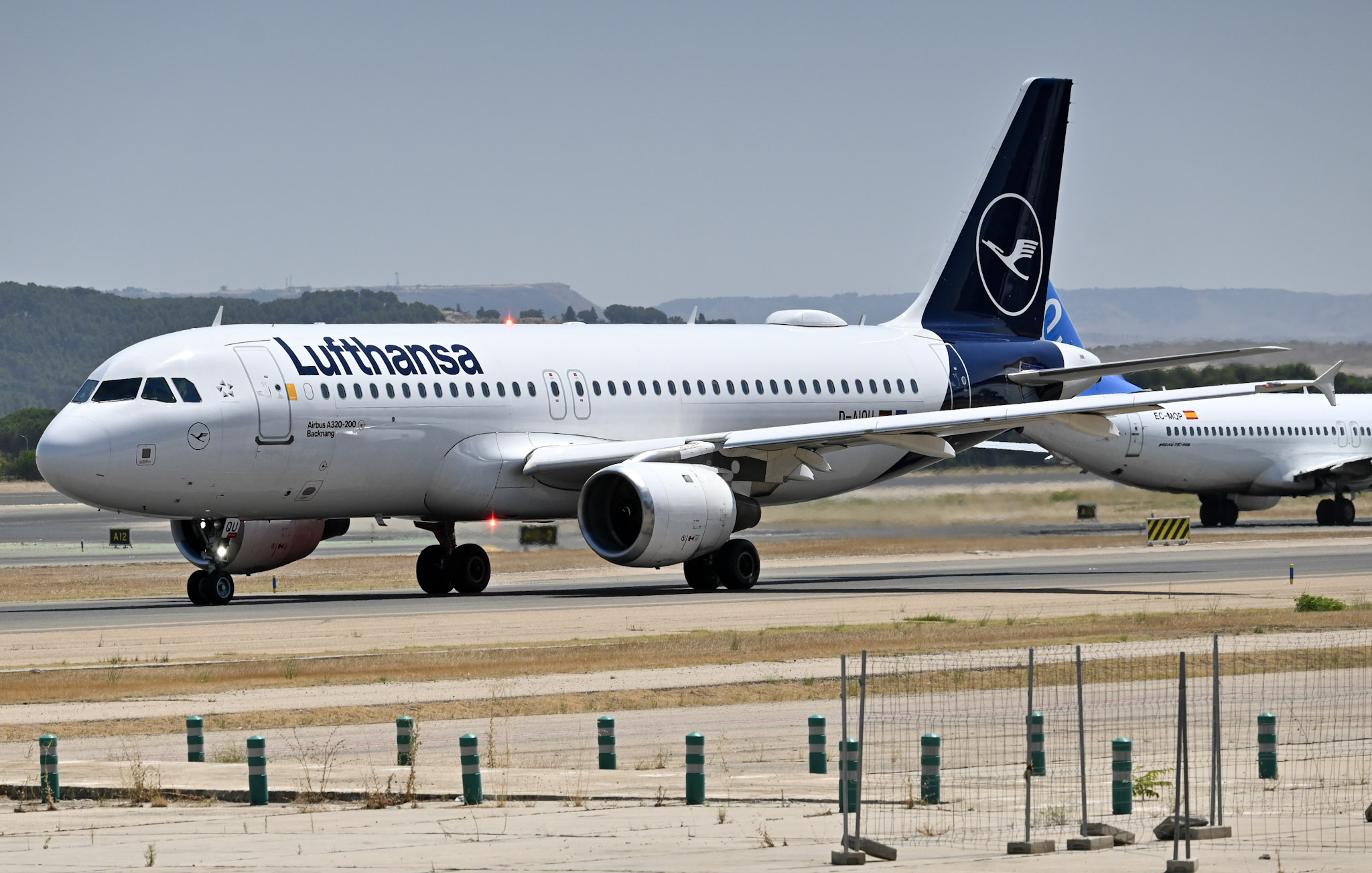 Full size: Lufthansa Airbus A320 D-AIQU at Madrid Barajas Airport