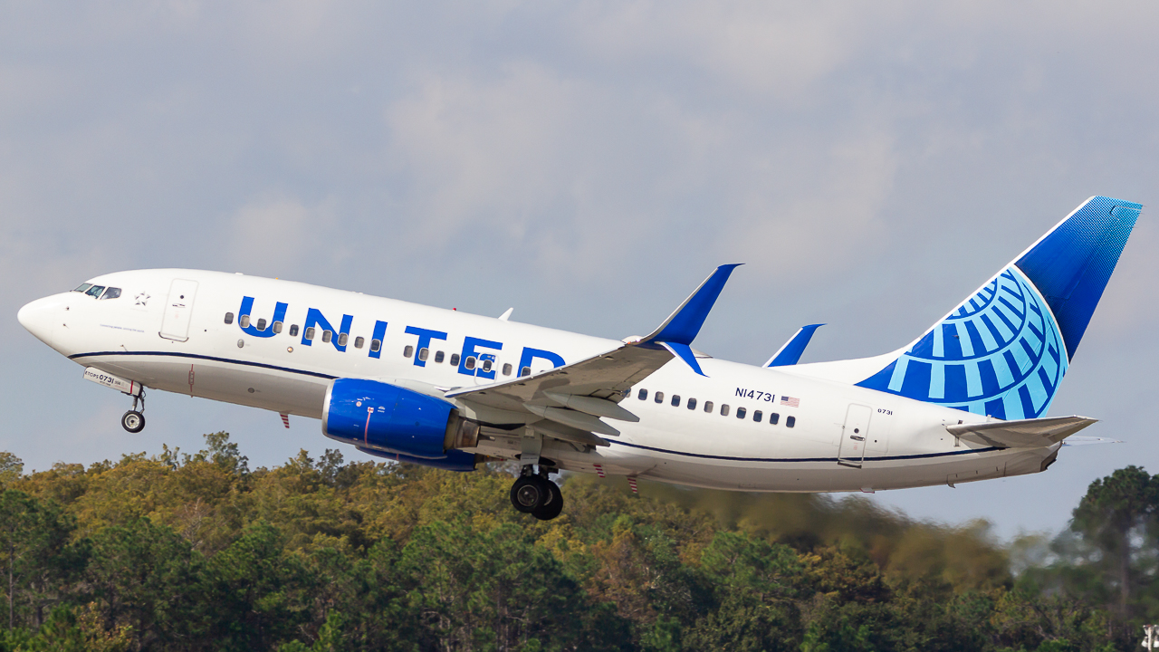 Full size: United Airlines Boeing 737-700 N14731 at Orlando International Airport