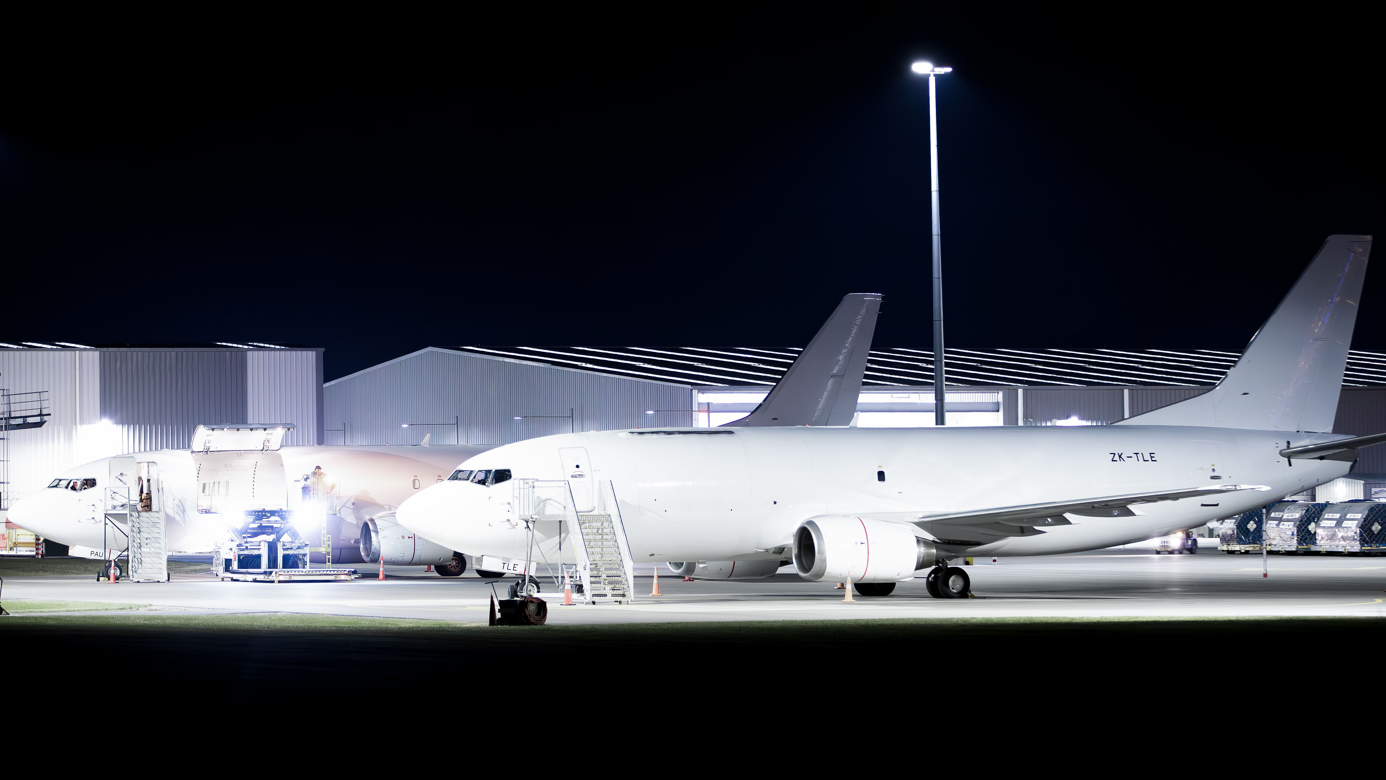 Full size: Airwork Boeing 737-300F ZK-TLE at Christchurch International Airport