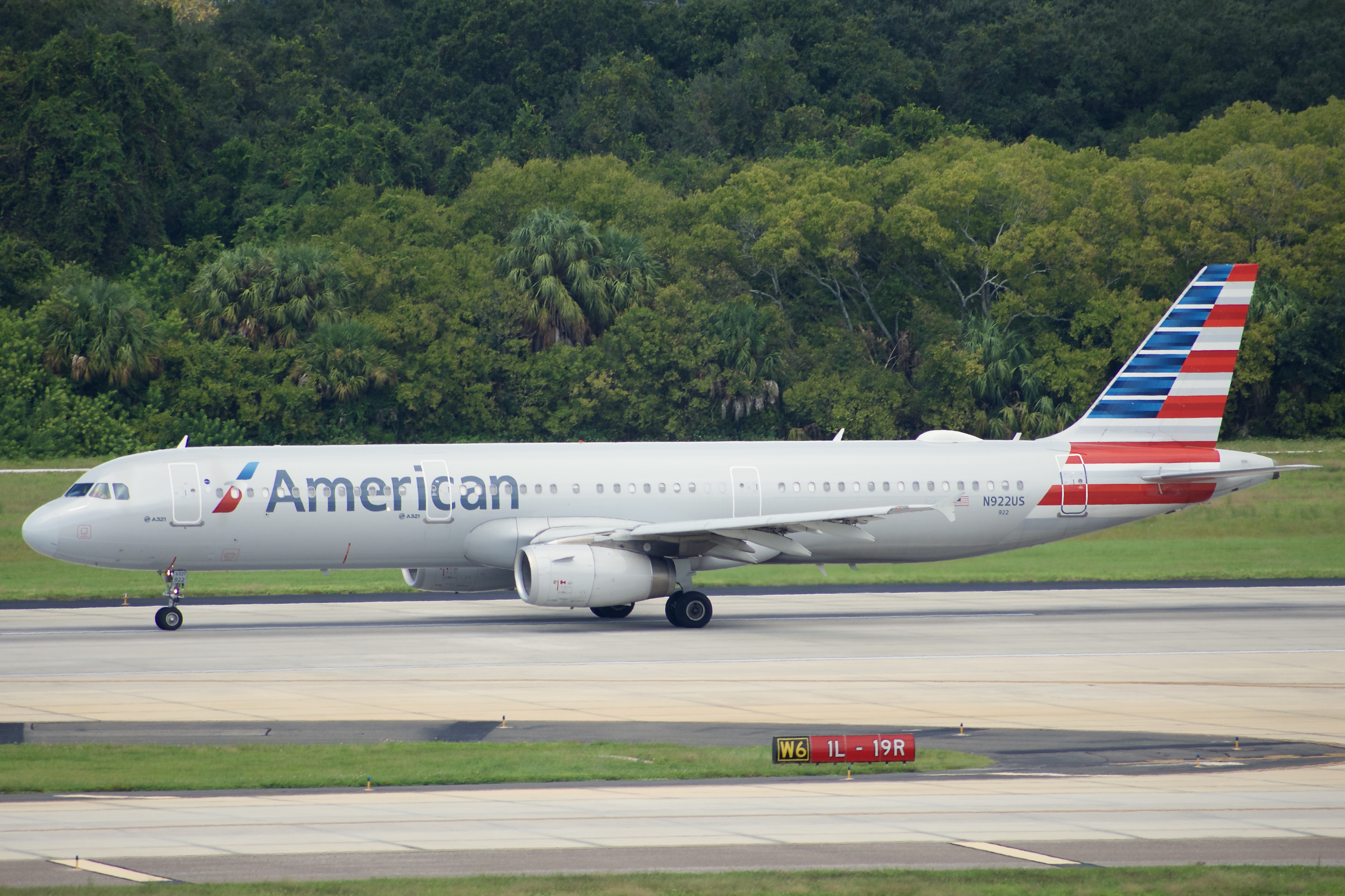 Full size: American Airlines Airbus A321-200 N922US at Tampa International Airport