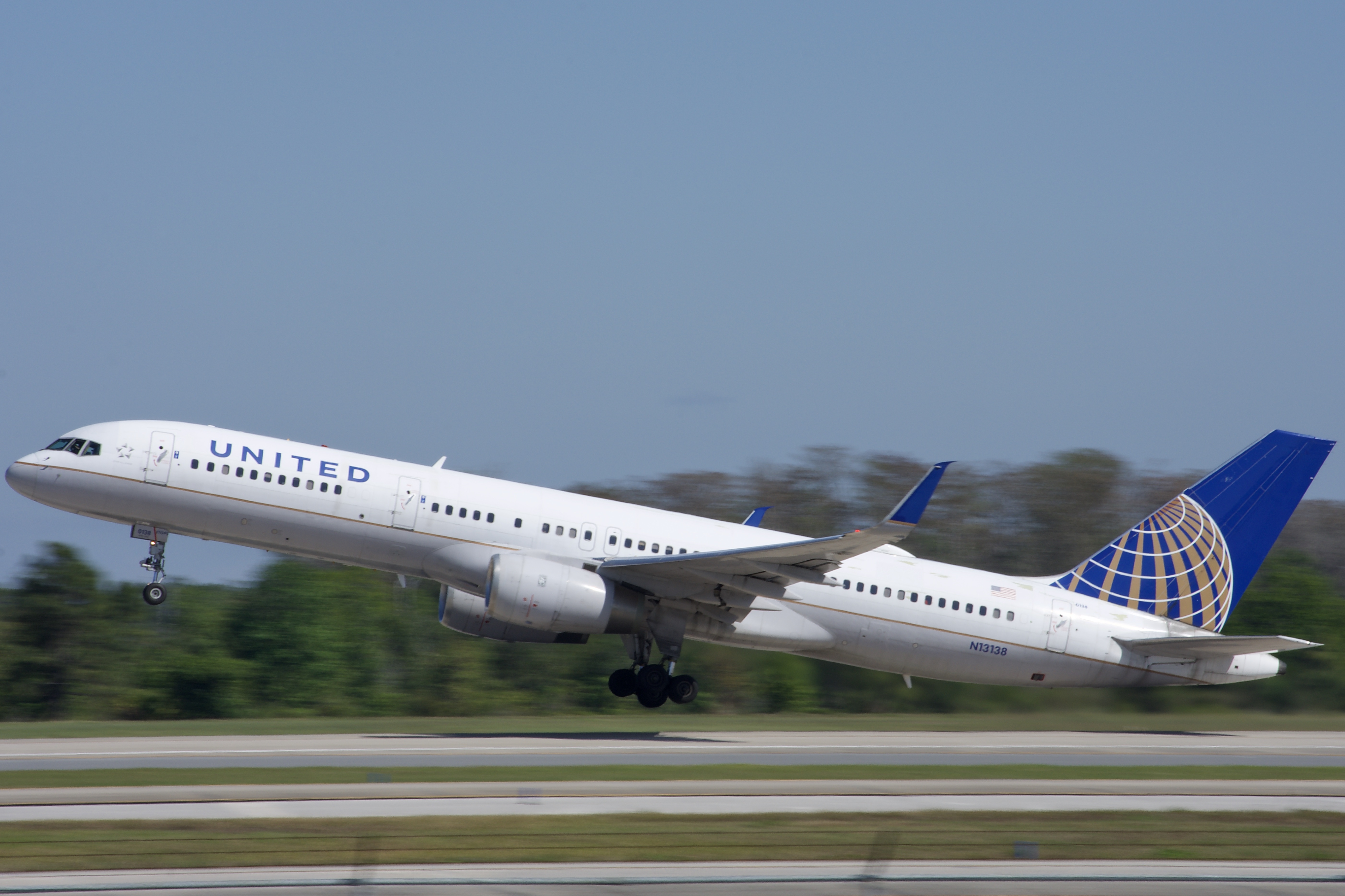 Full size: United Airlines Boeing 757-200 N13138 at Orlando International Airport