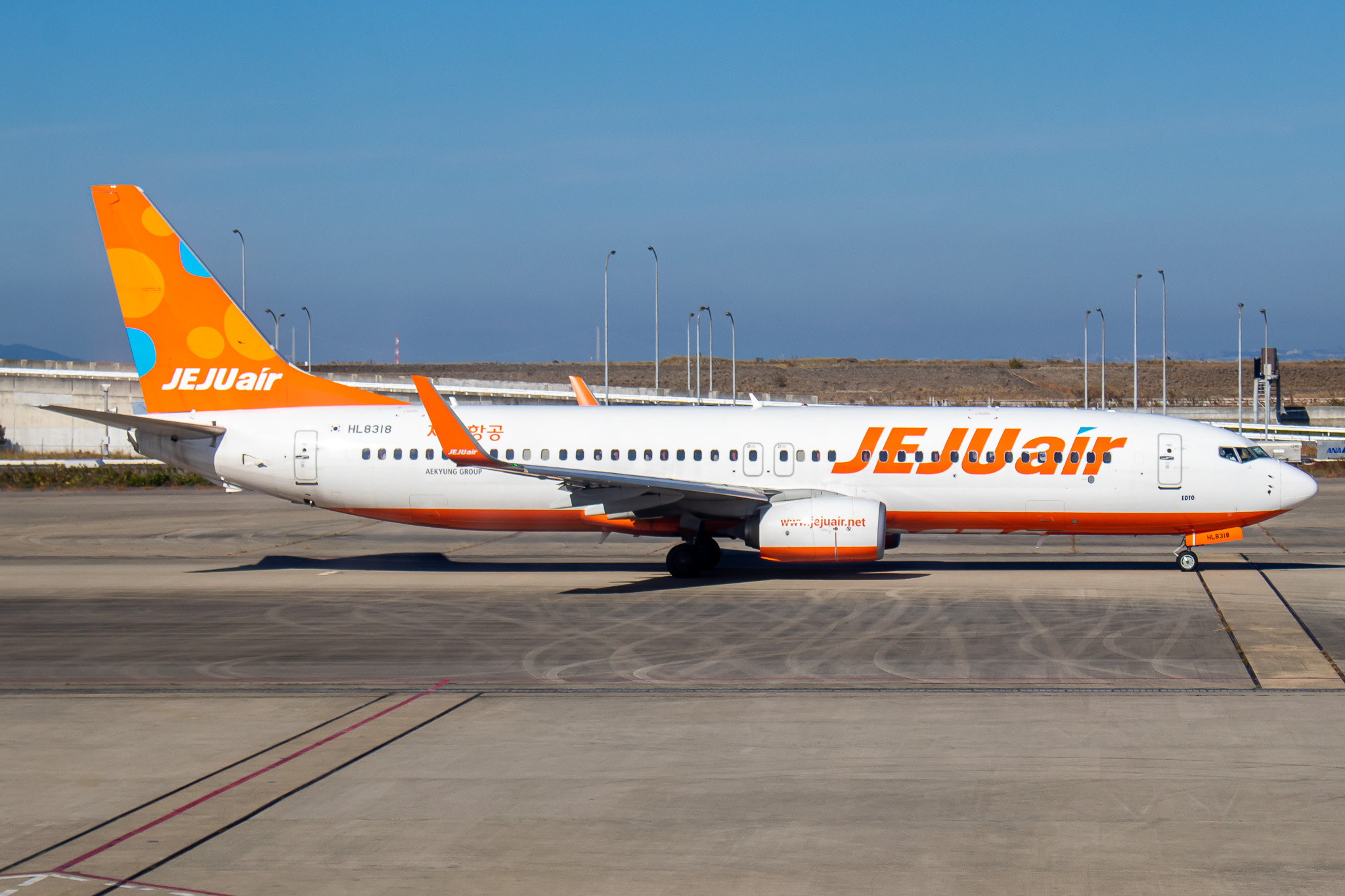 Full size: Jeju Air Boeing 737-800 HL8318 at Osaka Kansai International Airport