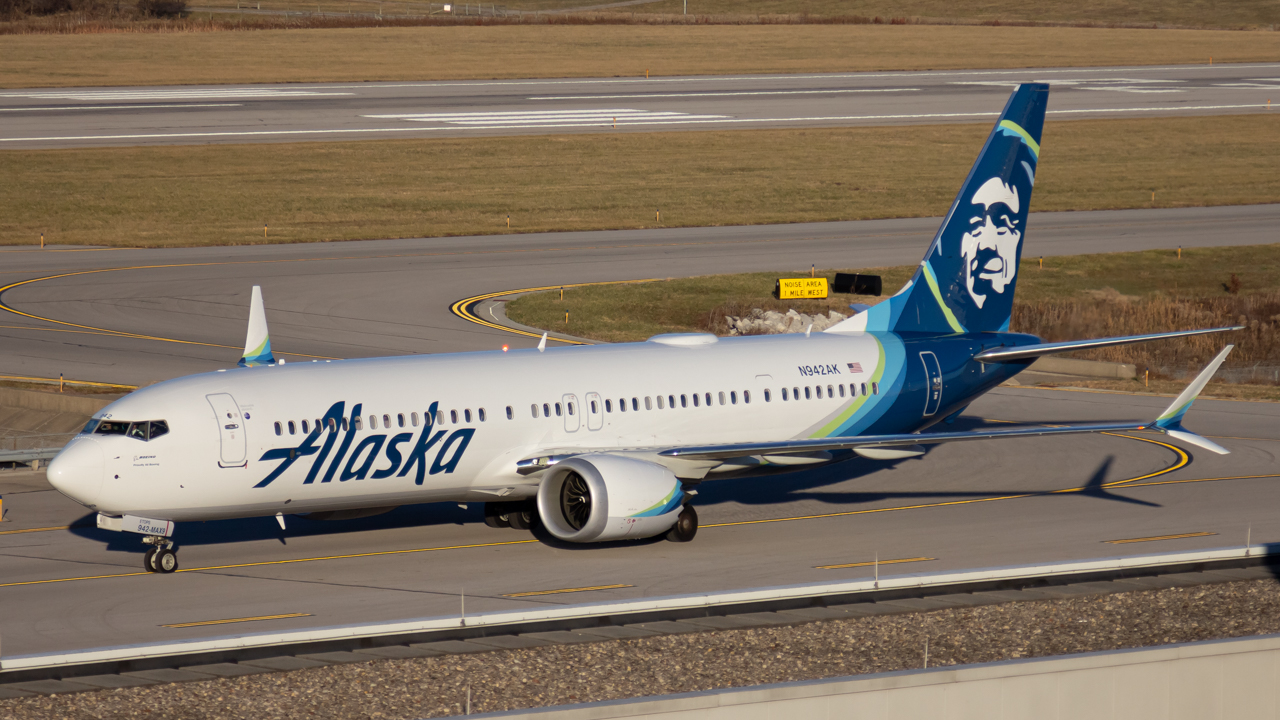 Full size: Alaska Airlines Boeing 737 MAX 9 N942AK at John Glenn Columbus International Airport