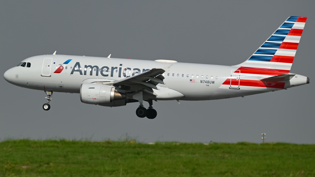 Full size: American Airlines Airbus A319 N748UW at Dallas-Fort Worth International Airport