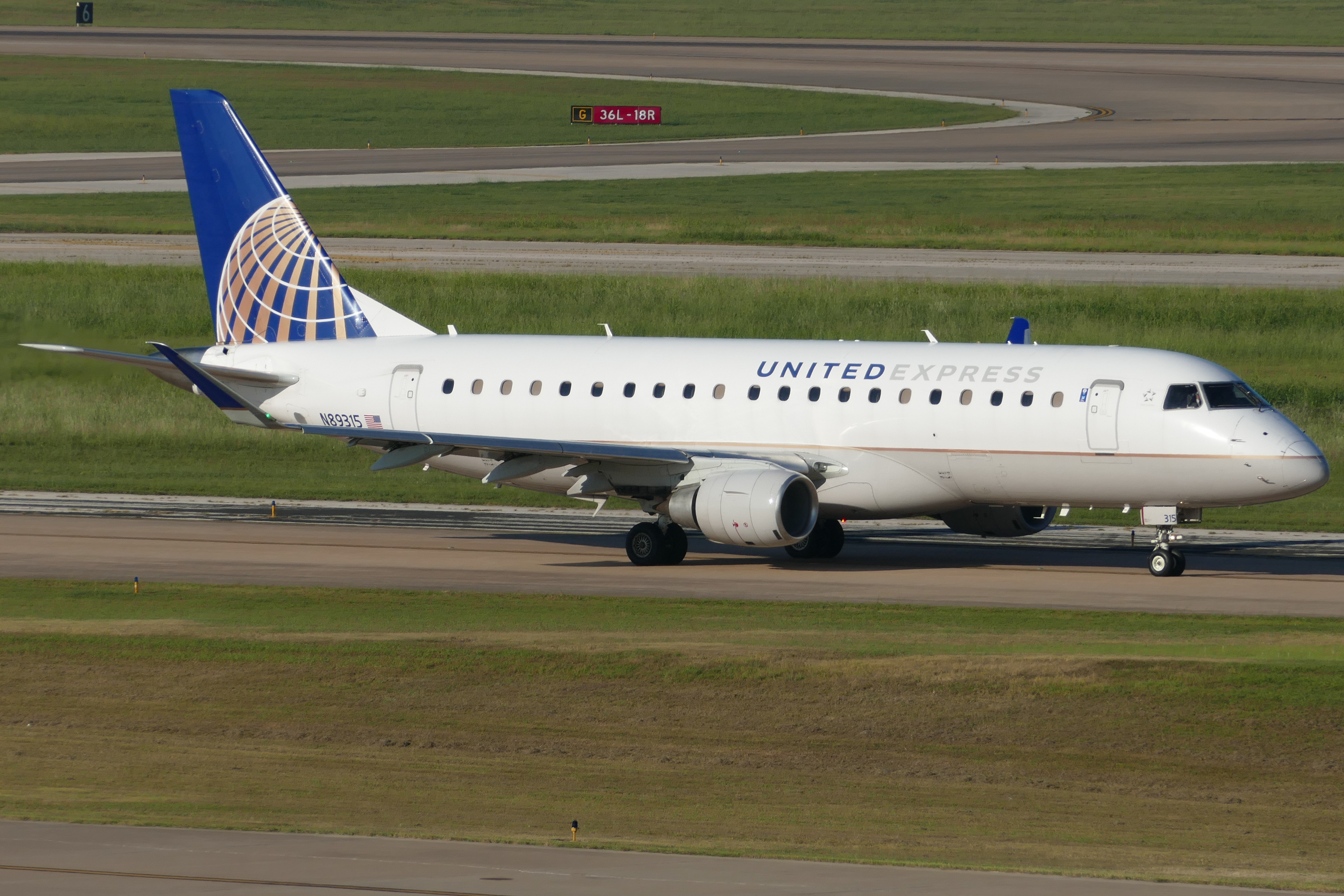 Full size: United Express Embraer E175 N89315 at Austin-Bergstrom International Airport