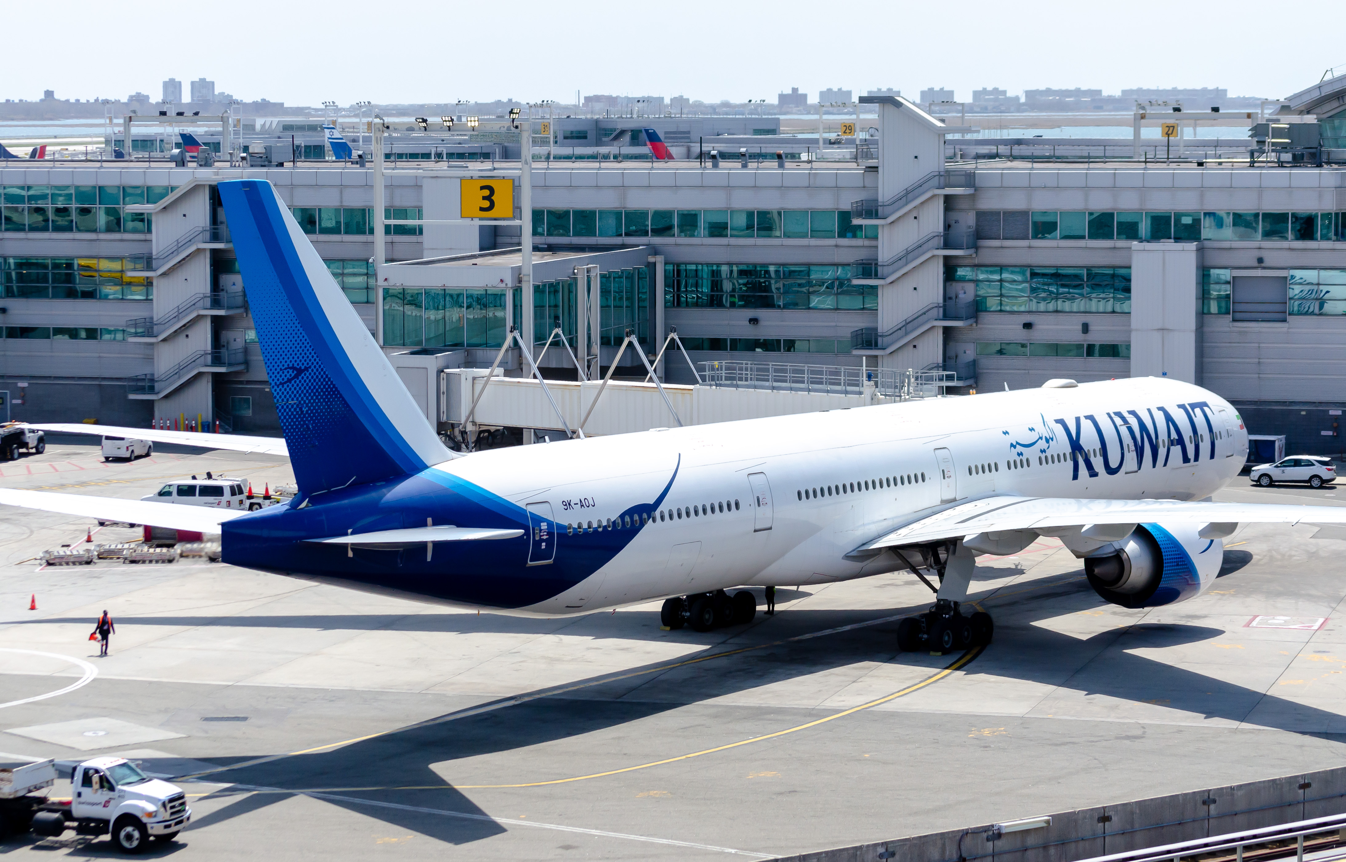 Full size: Kuwait Airways Boeing 777-300 9K-AOK at John F. Kennedy International Airport
