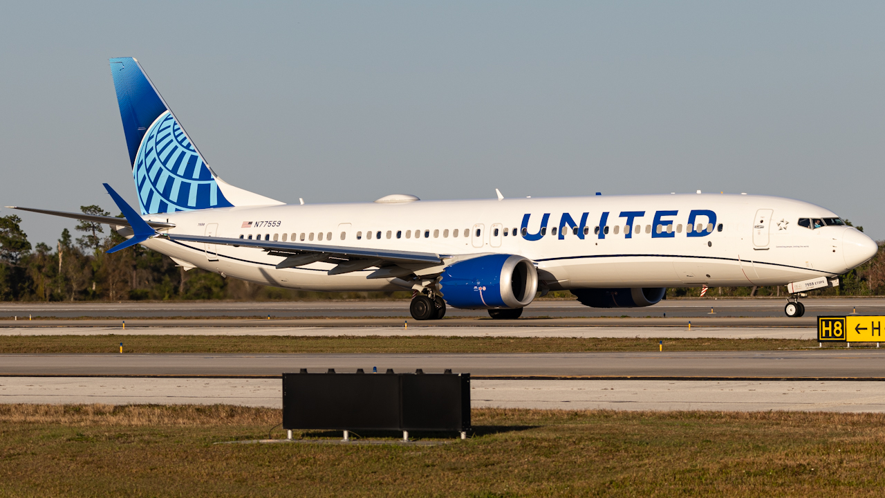 Full size: United Airlines Boeing 737 MAX 9 N77559 at Orlando International Airport