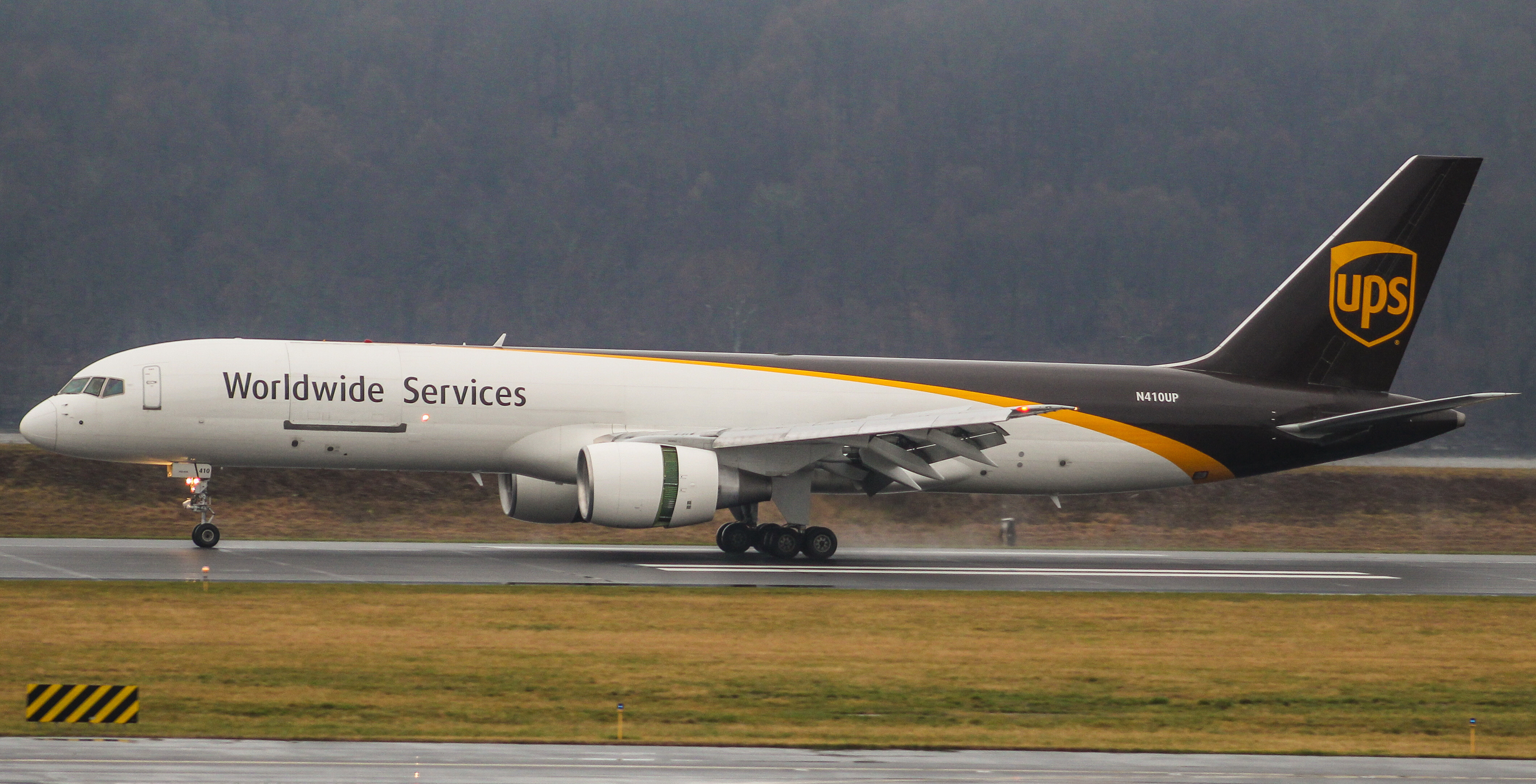 Full size: United Parcel Service Boeing 757-200 N410UP at Harrisburg International Airport