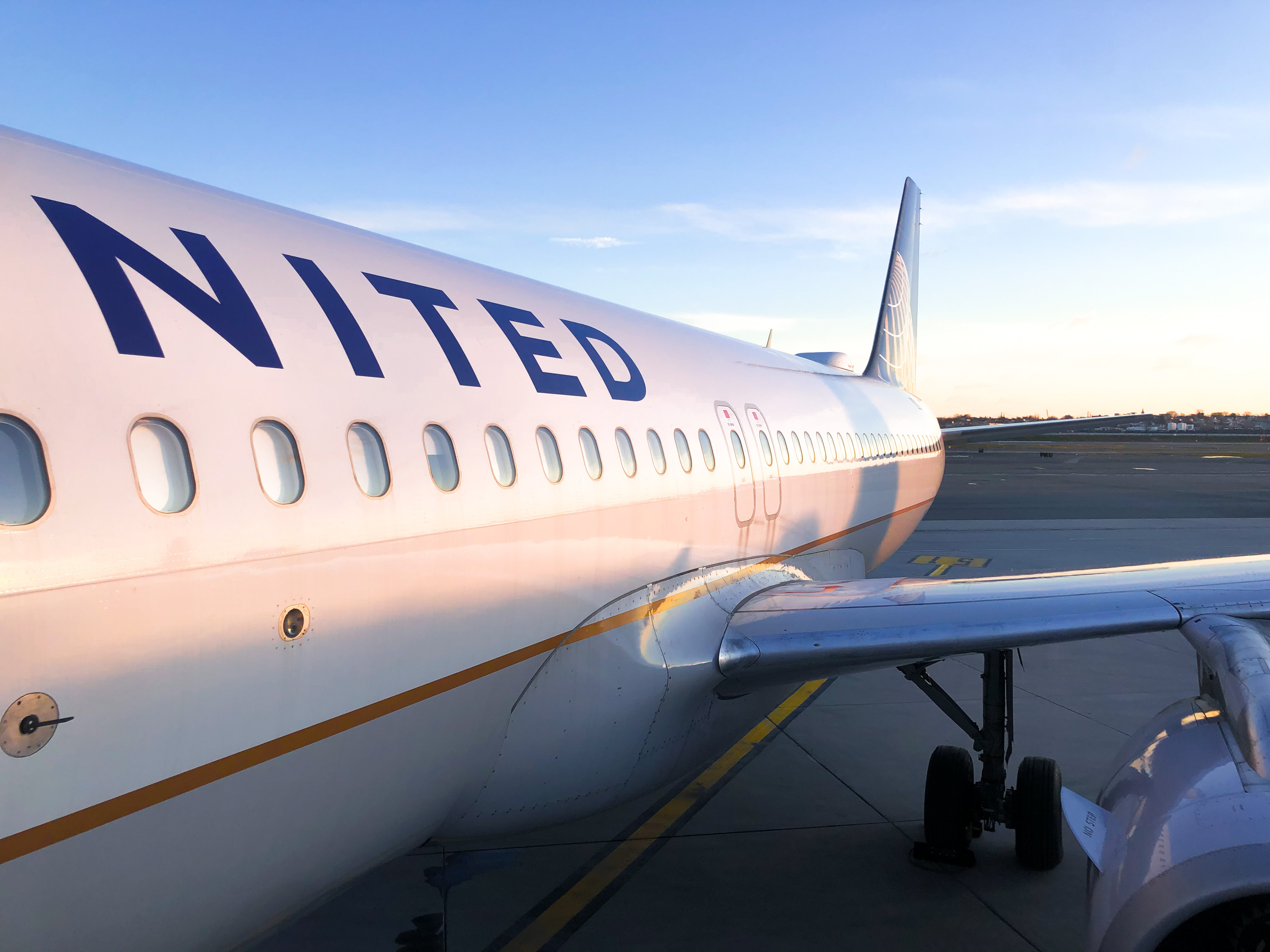 Full size: United Airlines Airbus A320 N469UA at LaGuardia Airport