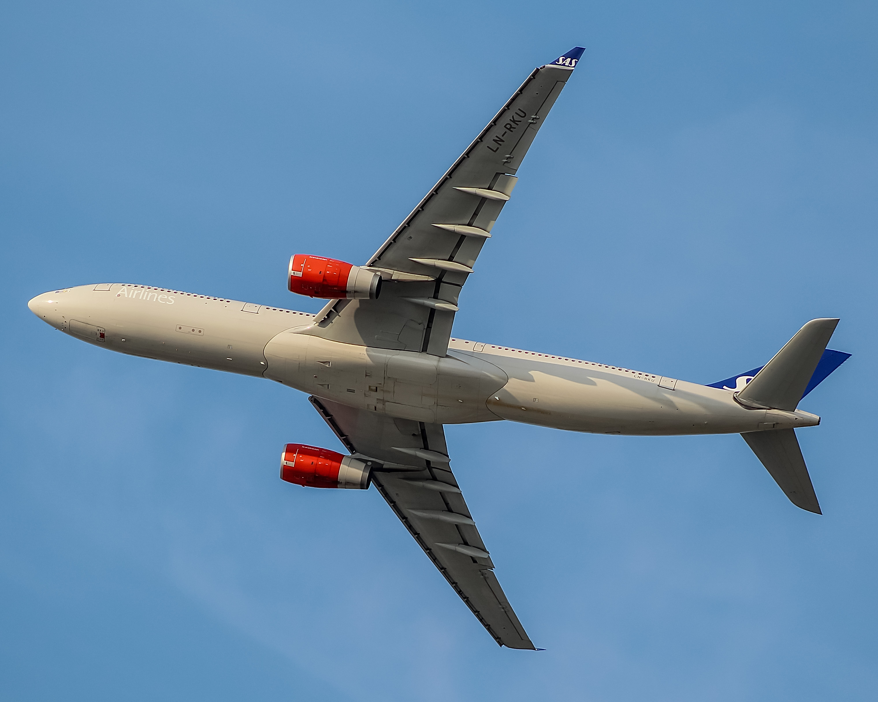 Full size: Scandinavian Airlines Airbus A330-300 LN-RKU at Chicago O'Hare International Airport