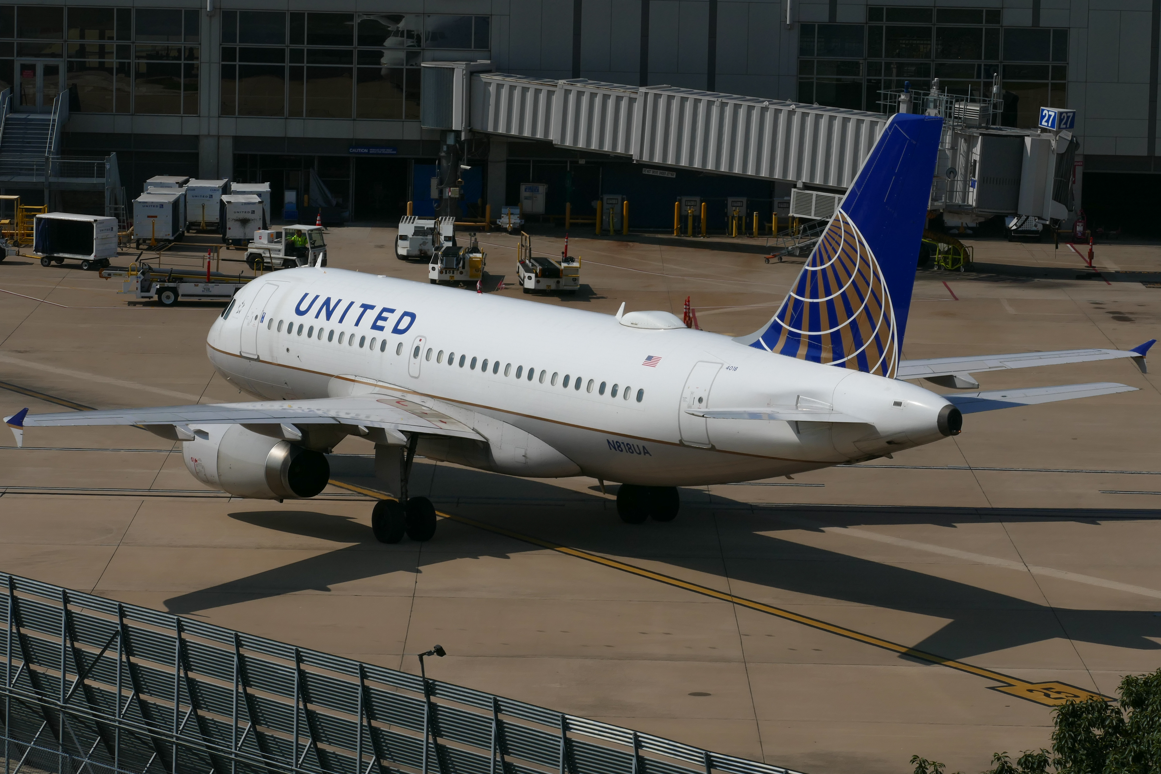 Full size: United Airlines Airbus A319 N818UA at Austin-Bergstrom International Airport