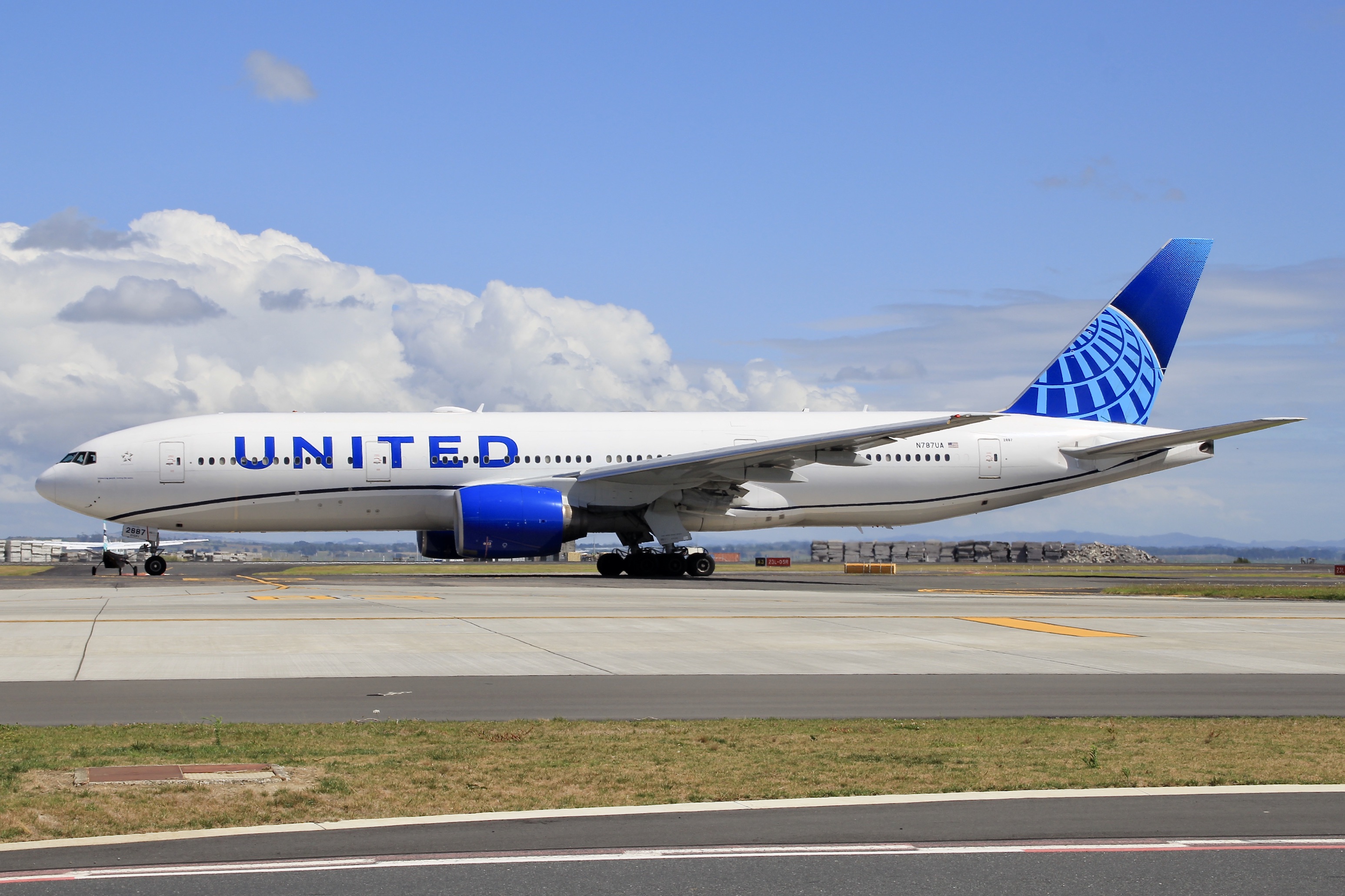 Full size: United Airlines Boeing 777-200ER N787UA at Auckland International Airport