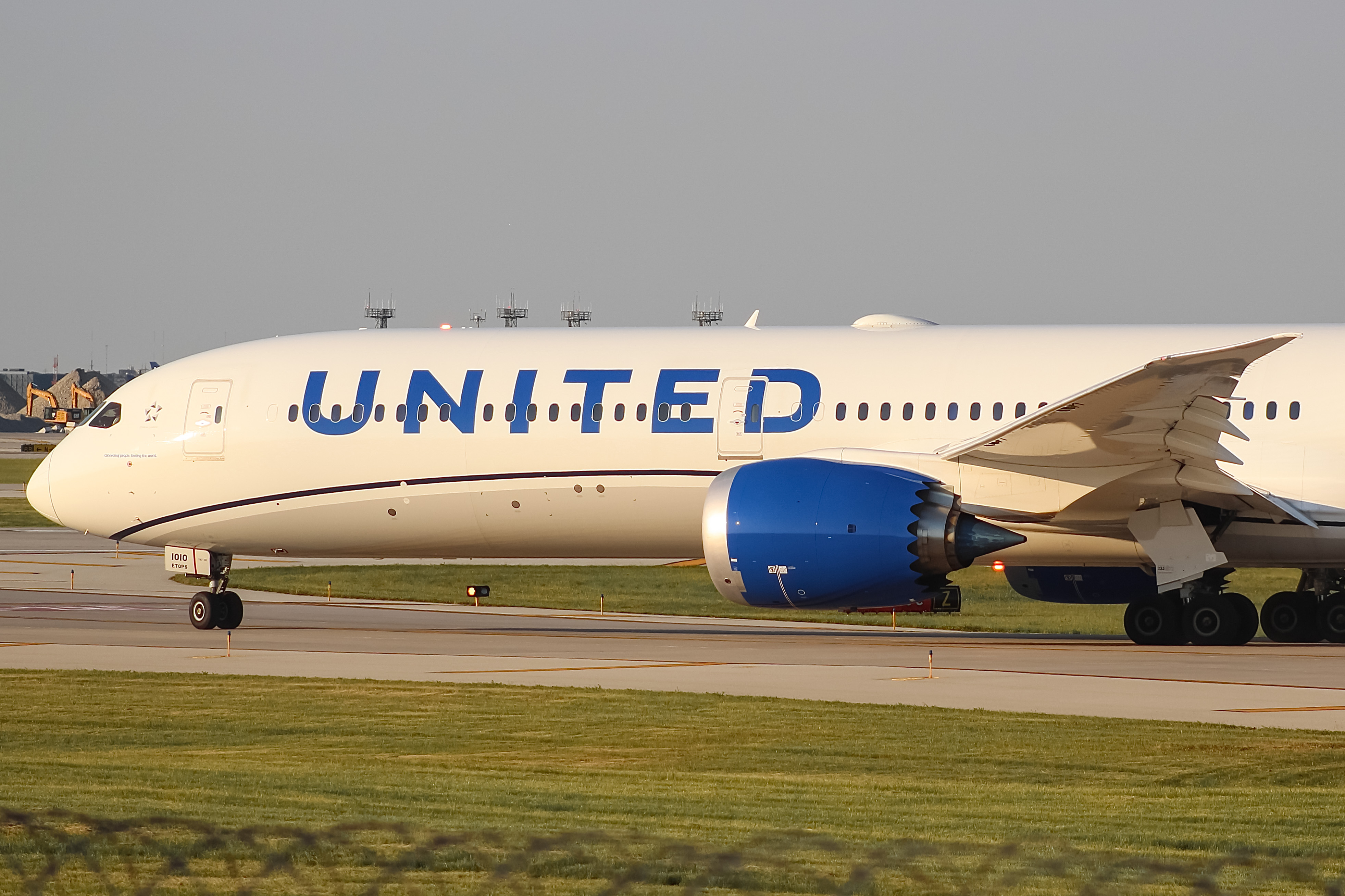 Full size: United Airlines Boeing 787-10 N12010 at Chicago O'Hare International Airport