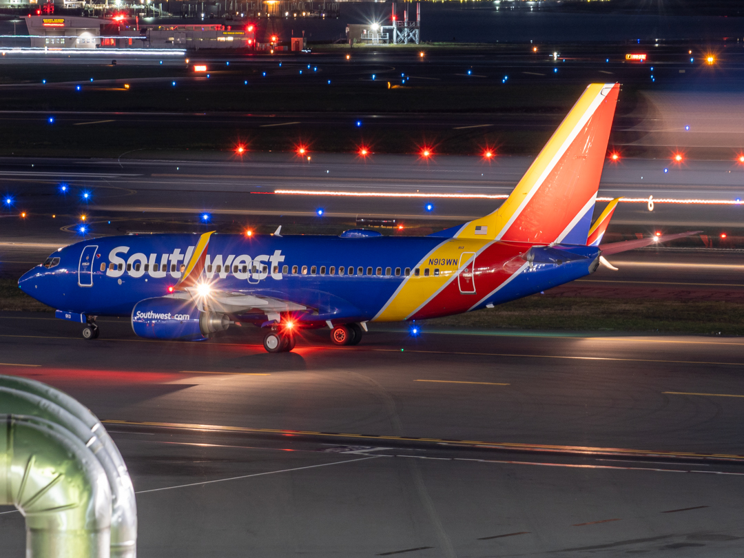 Full size: Southwest Airlines Boeing 737-700 N913WN at General Edward Lawrence Logan International Airport