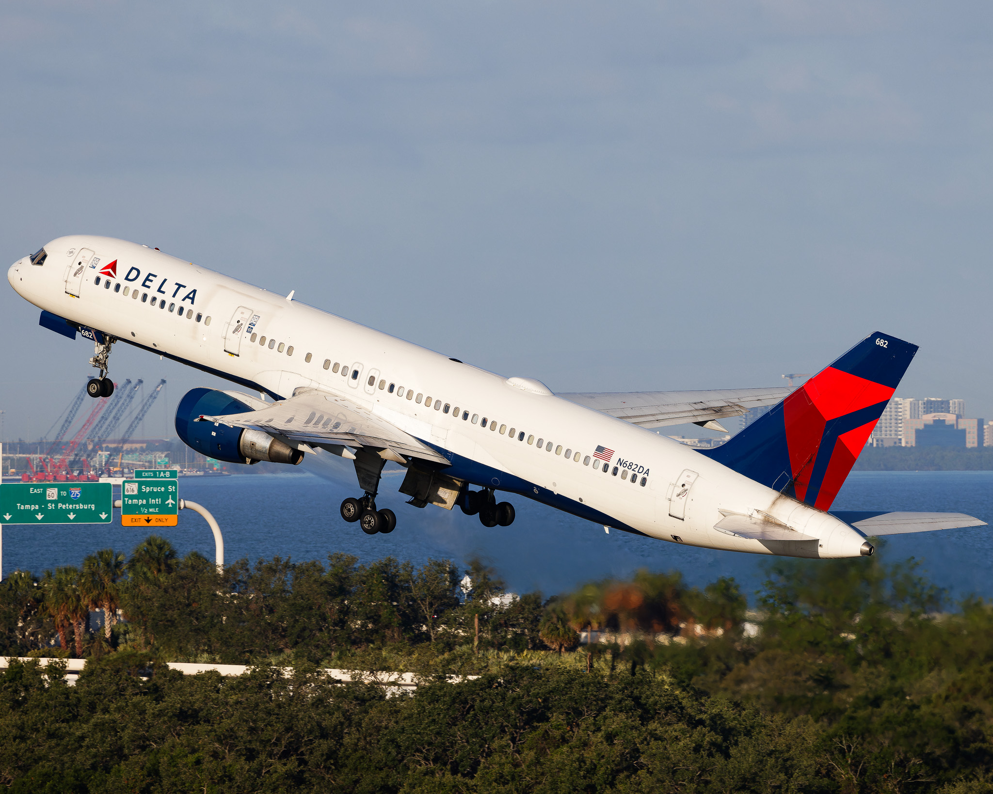 Full size: Delta Airlines Boeing 757-200 N682DA at Tampa International Airport