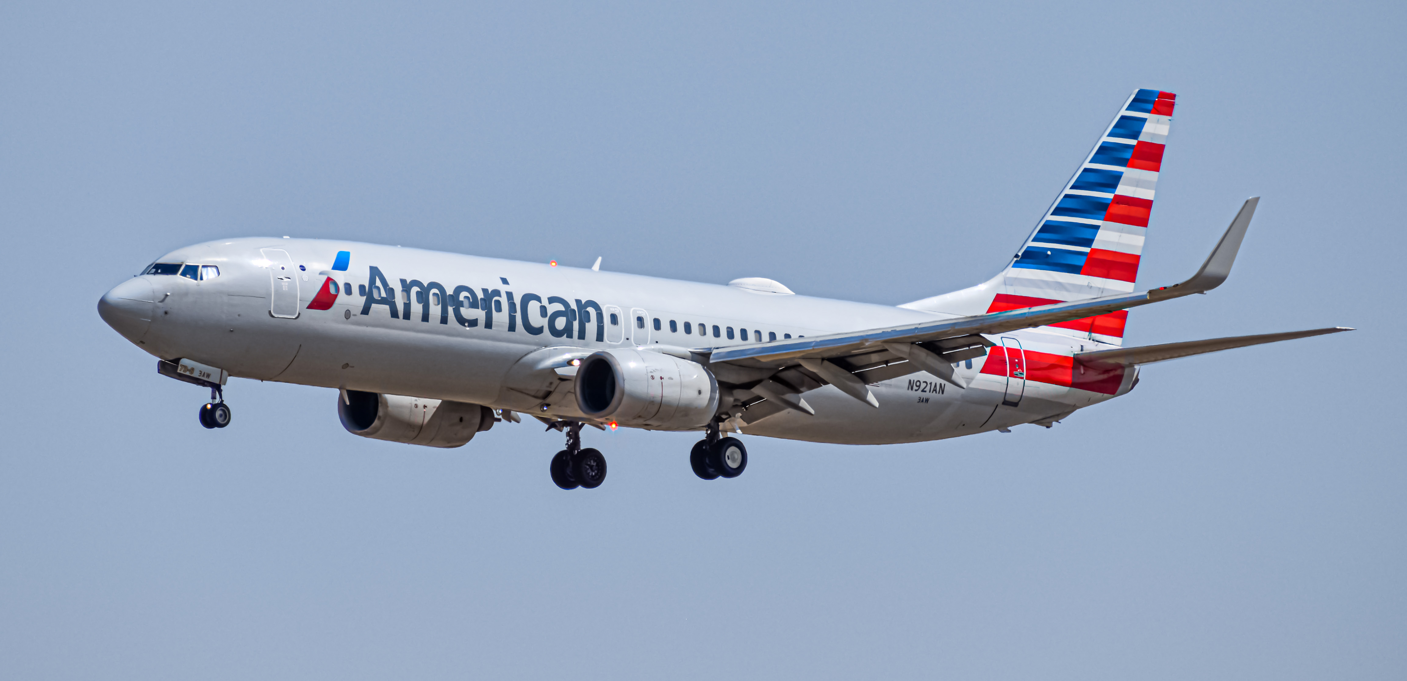 Full size: American Airlines Boeing 737-800 N921AN at Denver International Airport
