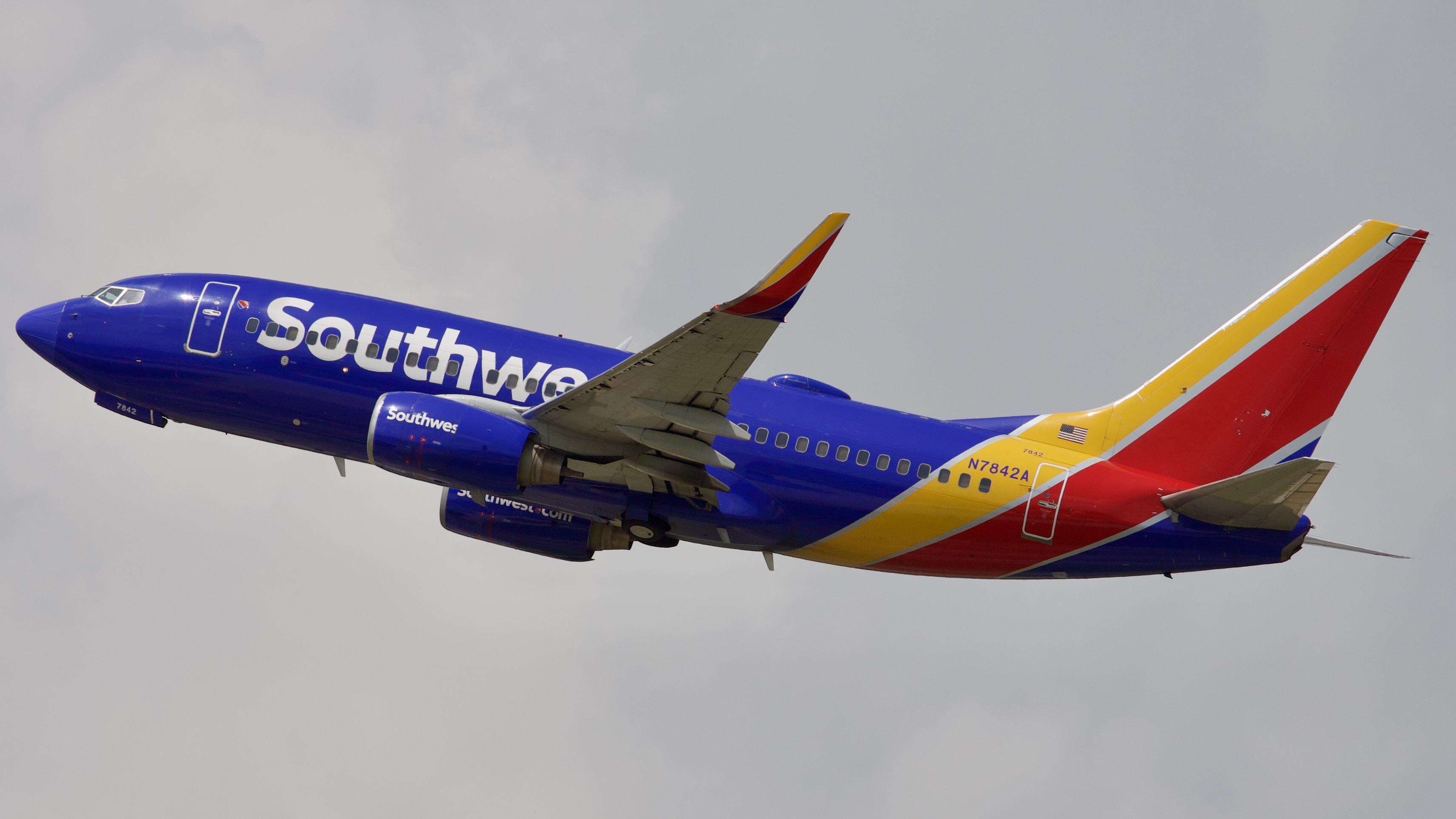 Full size: Southwest Airlines Boeing 737-700 N7842A at Houston-George Bush Intercontinental Airport