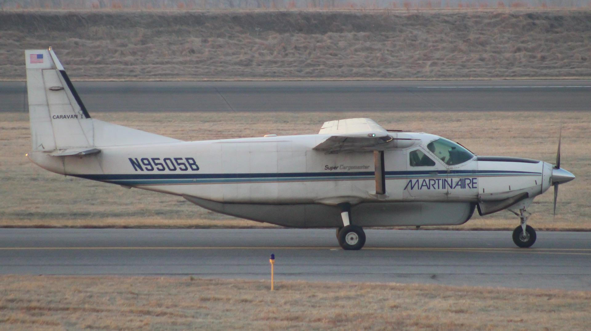 Full size: Martinaire  Cessna 208 Caravan  N9505B at Harrisburg International Airport